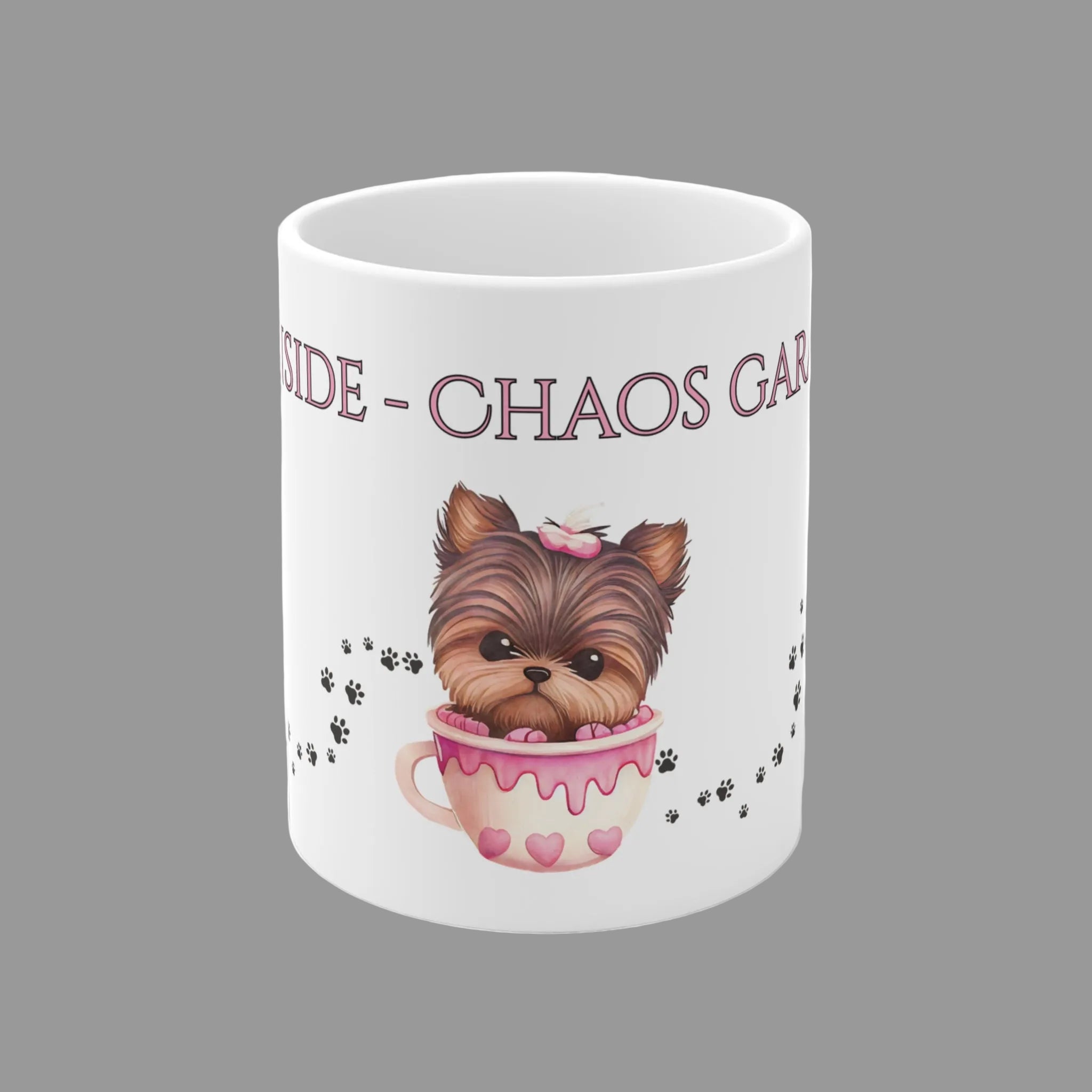 Weiße 330 ml Keramiktasse mit dem Spruch „Yorki Inside – Chaos garantiert“ und drei niedlichen Yorkshire Terriern in Tassen – lustige Geschenktasse für Yorkie-Fans.