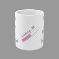 Weiße 300-ml-Keramiktasse mit dem Spruch „Mittwoch – Halbzeit überlebt“ und einem 50-Prozent-Ladebalken – lustige Bürotasse für die Wochenmitte.