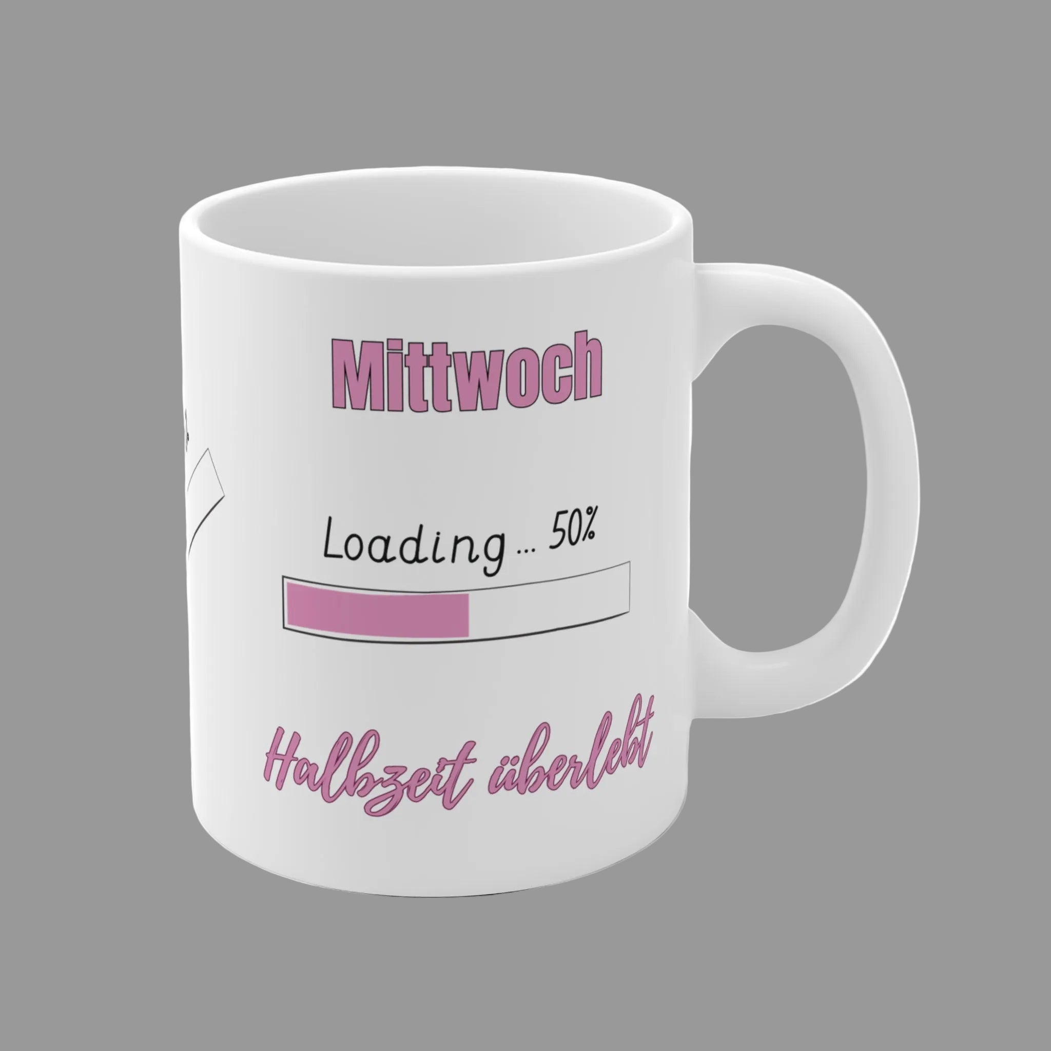 Weiße 300-ml-Keramiktasse mit dem Spruch „Mittwoch – Halbzeit überlebt“ und einem 50-Prozent-Ladebalken – lustige Bürotasse für die Wochenmitte.