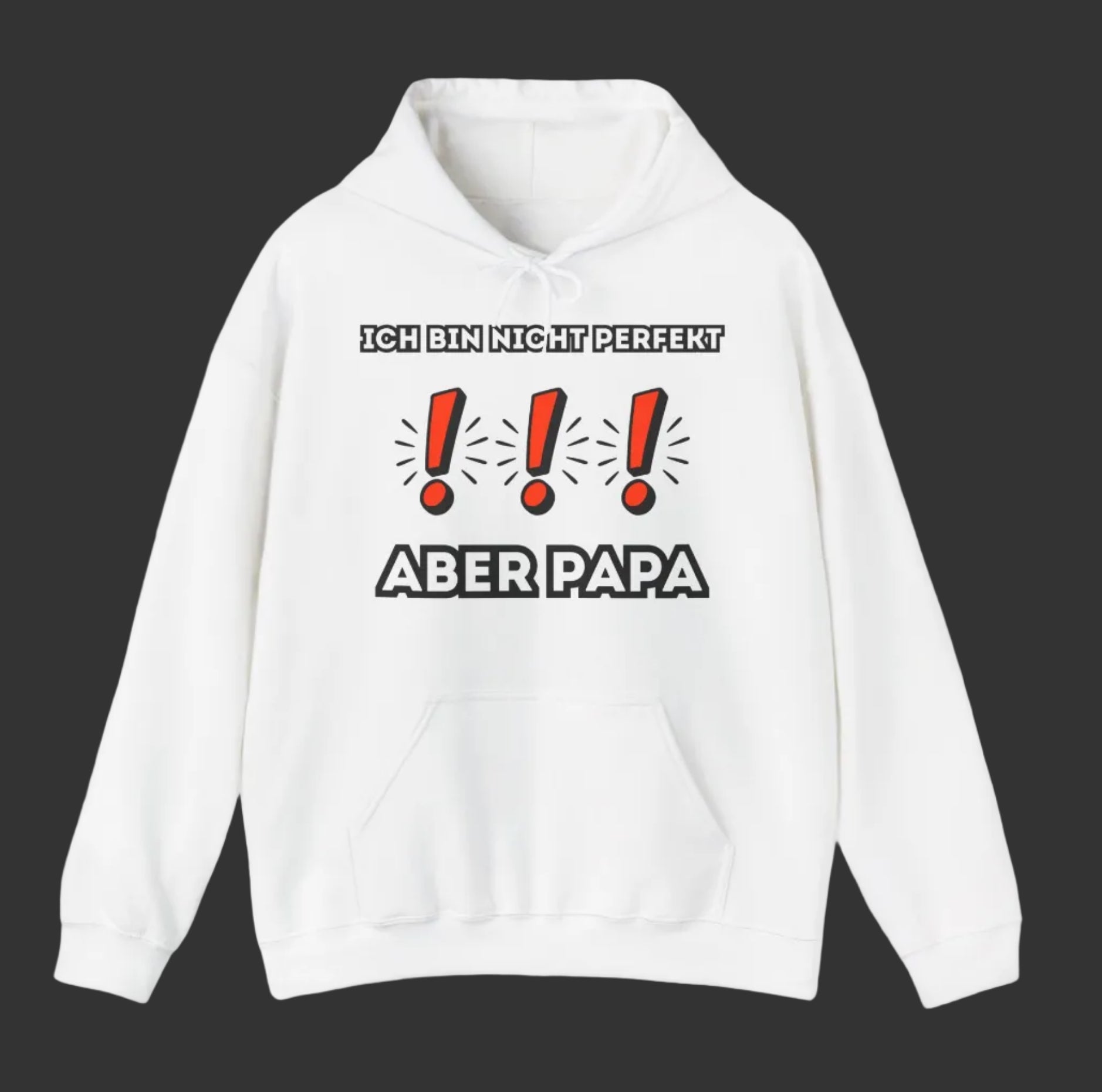 Weißer Hoodie mit dem Spruch „Ich bin nicht perfekt ... ABER PAPA“ und drei roten Ausrufezeichen als auffälliges Designelement.