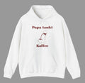 Weißer Hoodie mit dem Spruch „Papa tankt Kaffee“ und einer Illustration einer Kaffeekanne, die Kaffee in eine Tasse einschenkt.