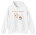 Weißer oder schwarzer Unisex Hoodie mit dem Spruch „Ich blühe erst nach Kaffee“ sowie niedlicher Kaffeekanne und Tassen-Illustration für Kaffeeliebhaber.