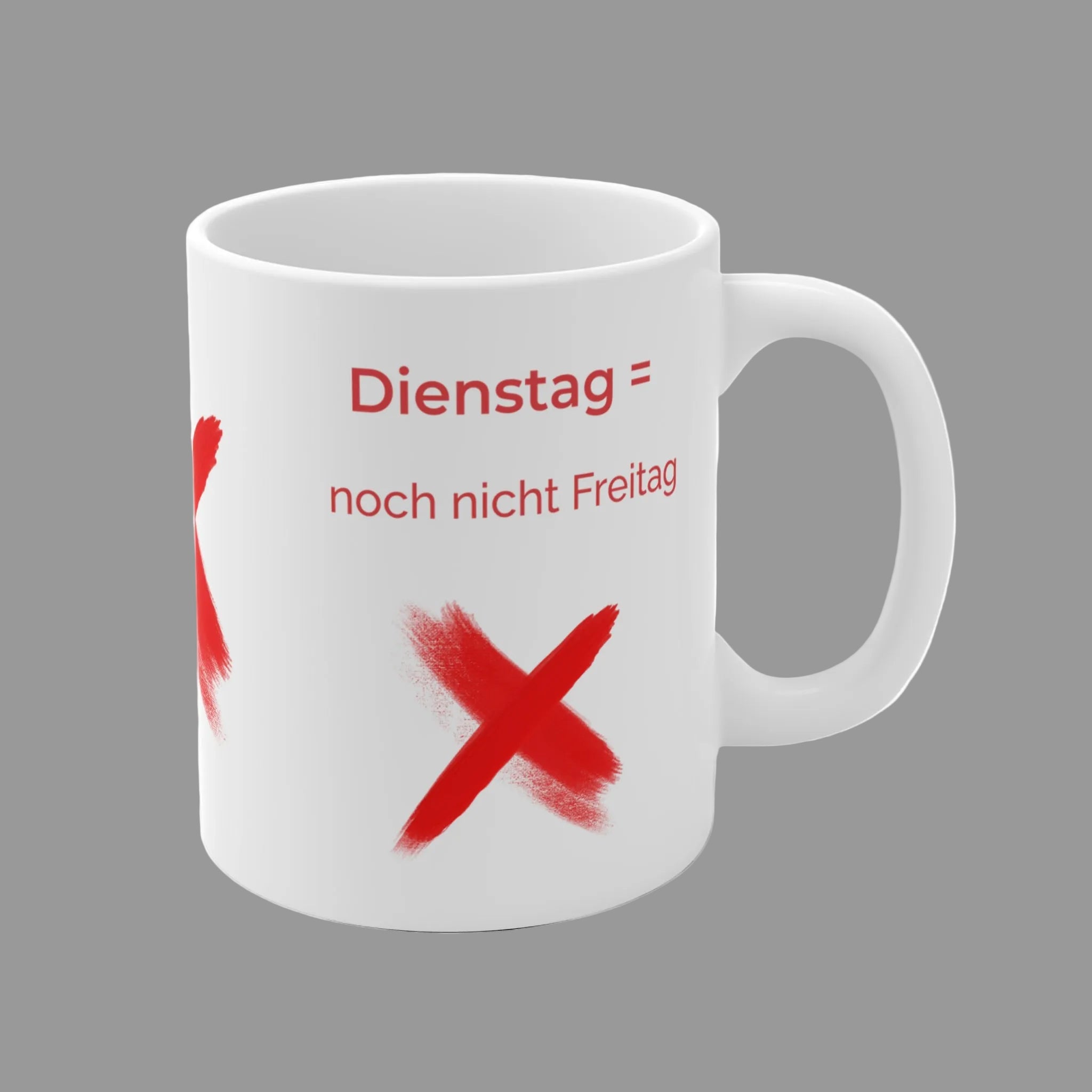 Weiße 300-ml-Keramiktasse mit dem humorvollen Spruch „Dienstag = noch nicht Freitag“ und einem roten X als witziges Büro- und Homeoffice-Geschenk.