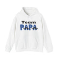 Weißer Hoodie mit dem Schriftzug „Team Papa“ und Schnurrbart-Motiv – ideal als Geschenk für Väter und Familienmenschen.