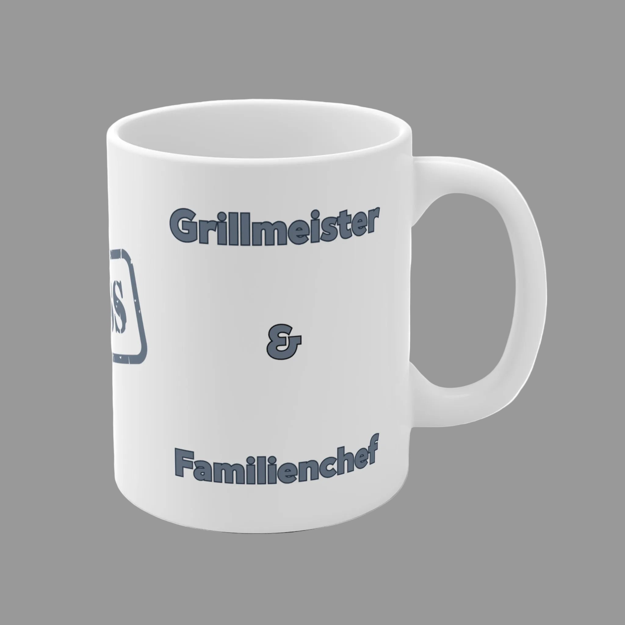 Weiße Keramiktasse mit dem Schriftzug „Grillmeister & Familienchef“ und einem grauen „BOSS“-Stempel – 300-ml-Tasse für Grillfans und Papas.