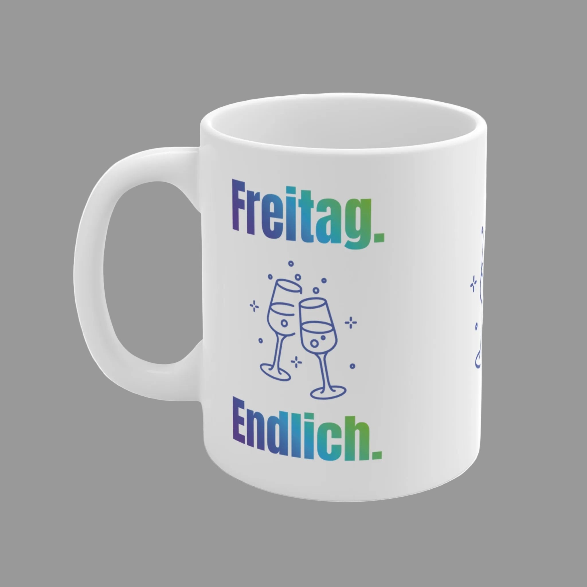 Weiße 300-ml-Keramiktasse mit dem Spruch „Freitag. Endlich.“ und zwei anstoßenden Gläsern – moderne Bürotasse für Feierabend und Wochenende.