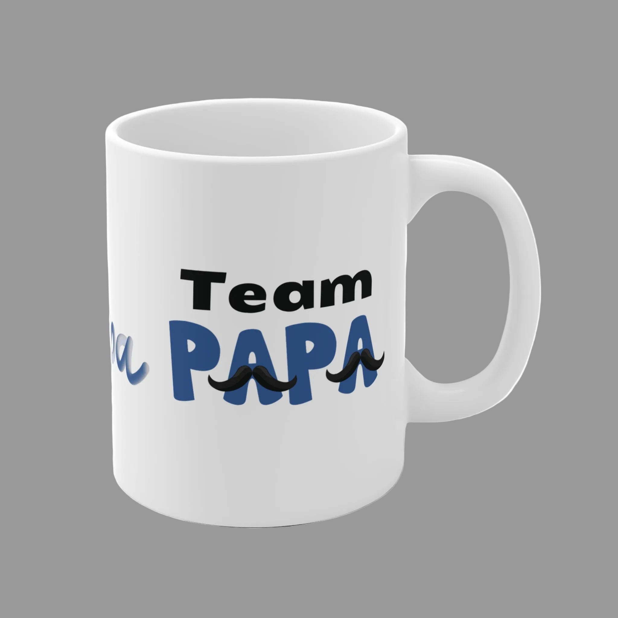 Weiße 300-ml-Keramiktasse mit dem Schriftzug „Team Papa“ in Blau und Schwarz sowie dekorativen Schnurrbart-Motiven – modernes Geschenk für Väter.