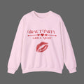 Weißes Unisex Sweatshirt mit dem Schriftzug „Braut Party Girls Night“, Herzpfeil und rotem Lippenstift-Kussmund – ideales Outfit für den Junggesellinnenabschied.