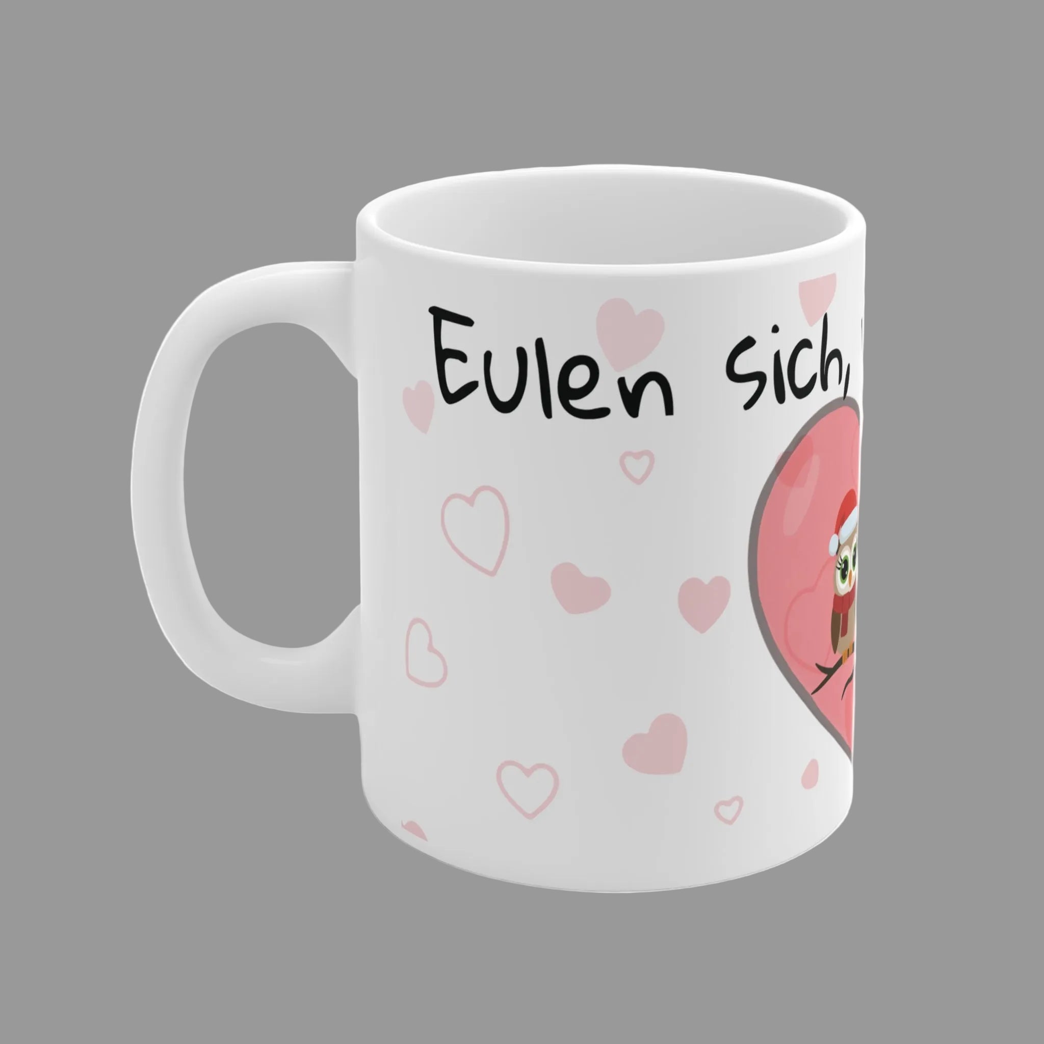 Weiße 330 ml Keramiktasse mit dem Spruch „Eulen sich, wer sich liebt“ sowie zwei niedlichen Eulen in einem rosa Herz – romantische Geschenktasse für Paare.