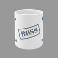 Weiße Keramiktasse mit dem Schriftzug „Grillmeister & Familienchef“ und einem grauen „BOSS“-Stempel – 300-ml-Tasse für Grillfans und Papas.