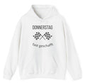Weißer Hoodie mit dem Spruch „Donnerstag – fast geschafft“ und zwei Zielflaggen als Motiv.
