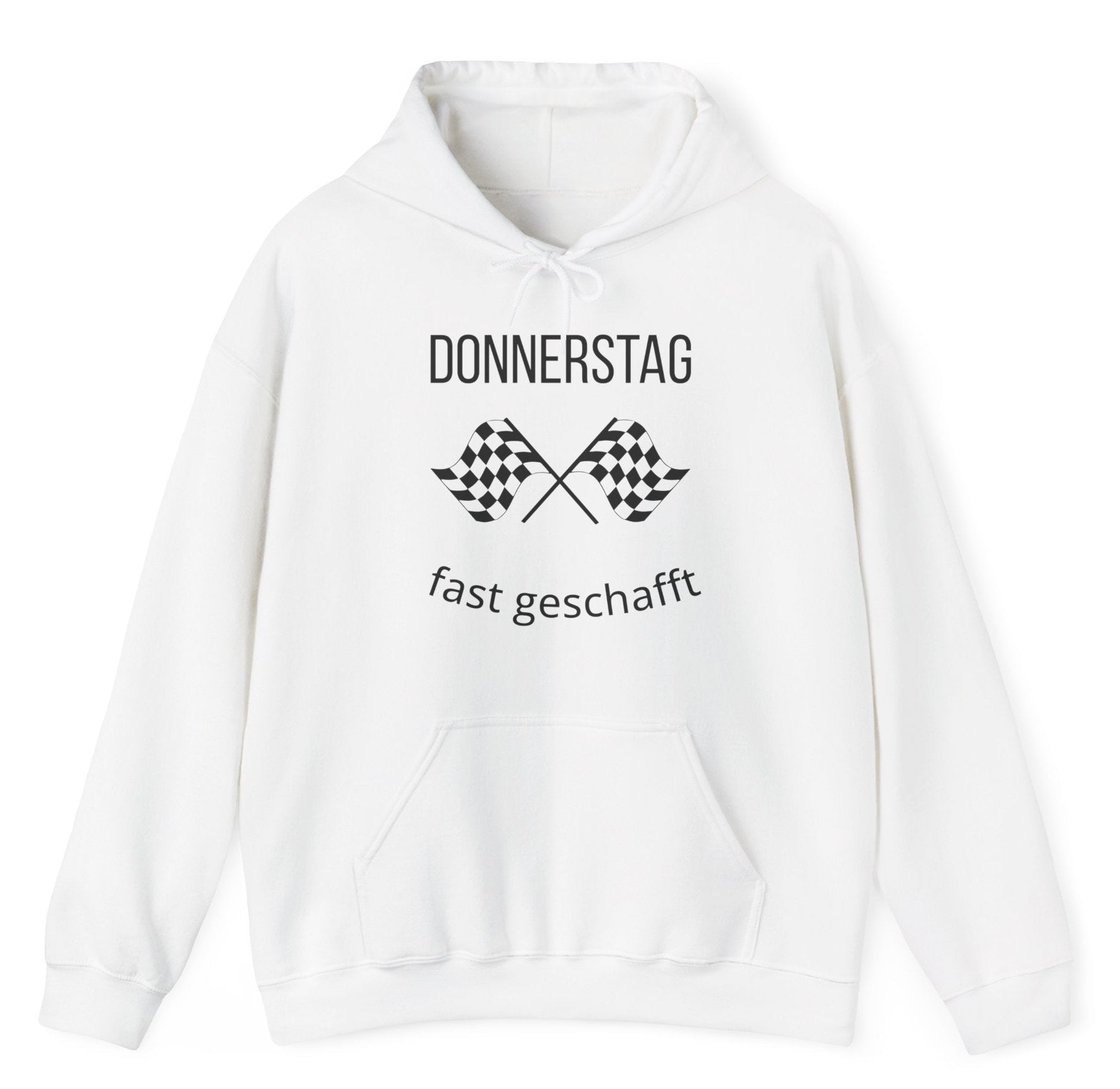 Weißer Hoodie mit dem Spruch „Donnerstag – fast geschafft“ und zwei Zielflaggen als Motiv.