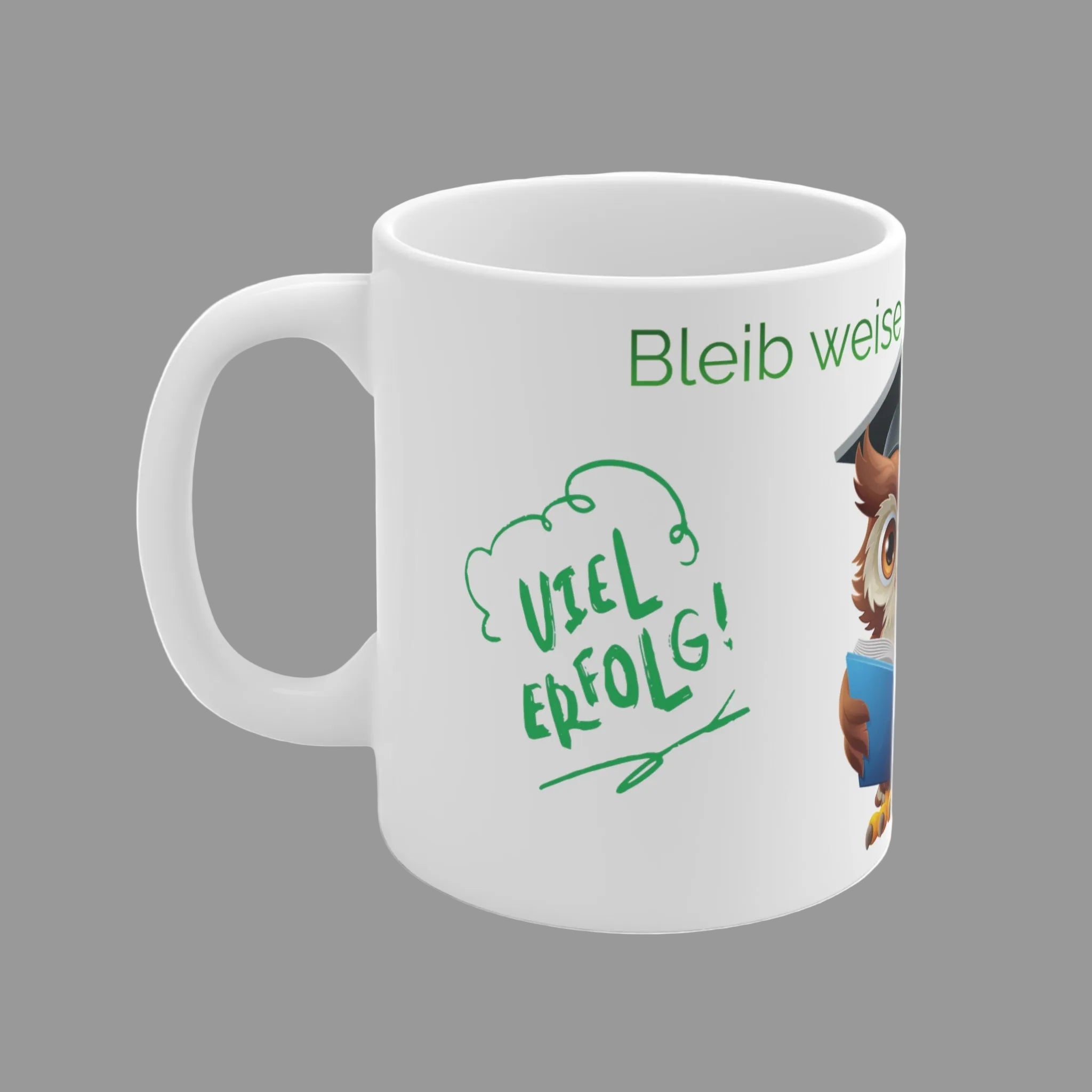 Weiße 330 ml Keramiktasse mit einer niedlichen Eule im Doktorhut, die ein Buch liest, und dem Spruch „Bleib weise – wie die Eule“ – motivierende Geschenktasse für Lehrer, Schüler und Bücherfans.