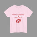 Weißes Unisex T-Shirt mit dem Schriftzug „Braut Party Girls Night“, Herzpfeil und rotem Lippenstift-Kussmund – ideales Outfit für den Junggesellinnenabschied.