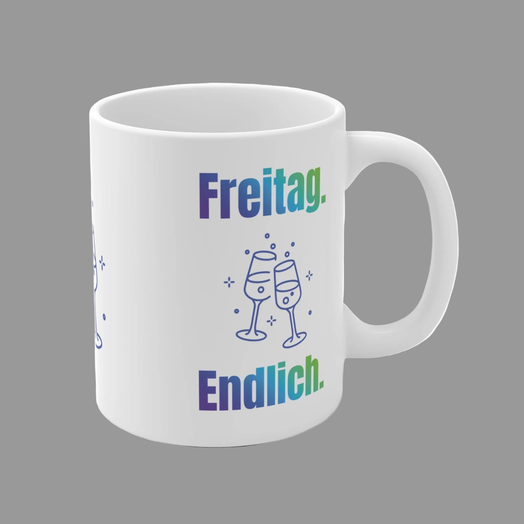 Weiße 300-ml-Keramiktasse mit dem Spruch „Freitag. Endlich.“ und zwei anstoßenden Gläsern – moderne Bürotasse für Feierabend und Wochenende.