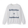 Weißes oder aschgraues Unisex Sweatshirt mit dem Spruch „Grillmeister & Familienchef“ als Geschenkidee für Papa, Grillfans und Familienmenschen.