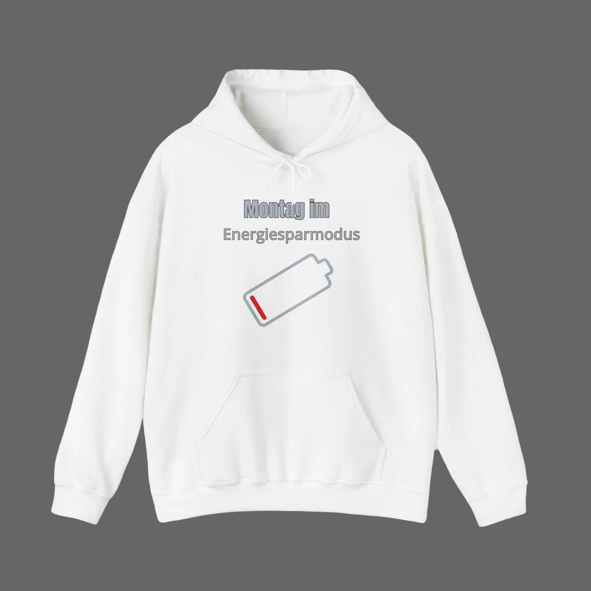 Weißer Unisex Hoodie mit dem Spruch „Montag im Energiesparmodus“ und einem fast leeren Akku-Symbol – lustiger Hoodie für Büro, Arbeit und Alltag.