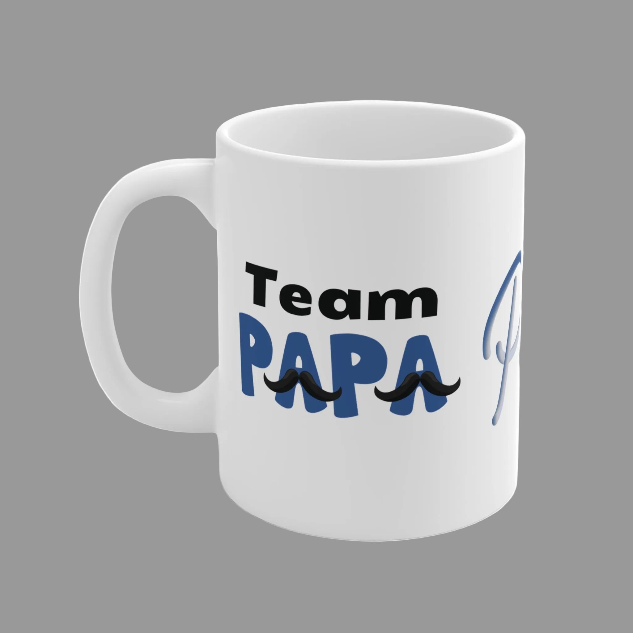 Weiße 300-ml-Keramiktasse mit dem Schriftzug „Team Papa“ in Blau und Schwarz sowie dekorativen Schnurrbart-Motiven – modernes Geschenk für Väter.