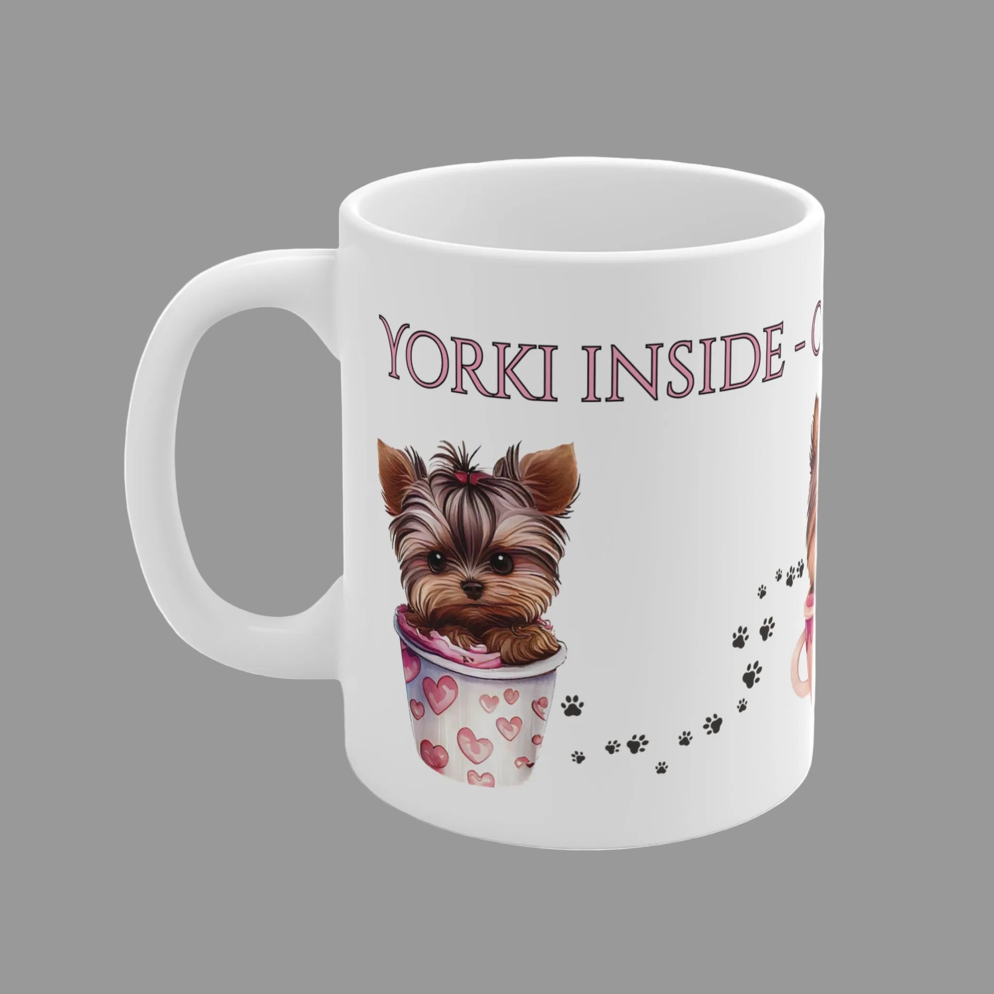 Weiße 330 ml Keramiktasse mit dem Spruch „Yorki Inside – Chaos garantiert“ und drei niedlichen Yorkshire Terriern in Tassen – lustige Geschenktasse für Yorkie-Fans.