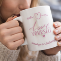 Weiße Keramiktasse mit rosa Schriftzug „Love Yourself“ sowie dem Spruch „Sonntag ist Seelentag“ und kleinen Herzmotiven – 300-ml-Tasse für Kaffee- und Teeliebhaber.