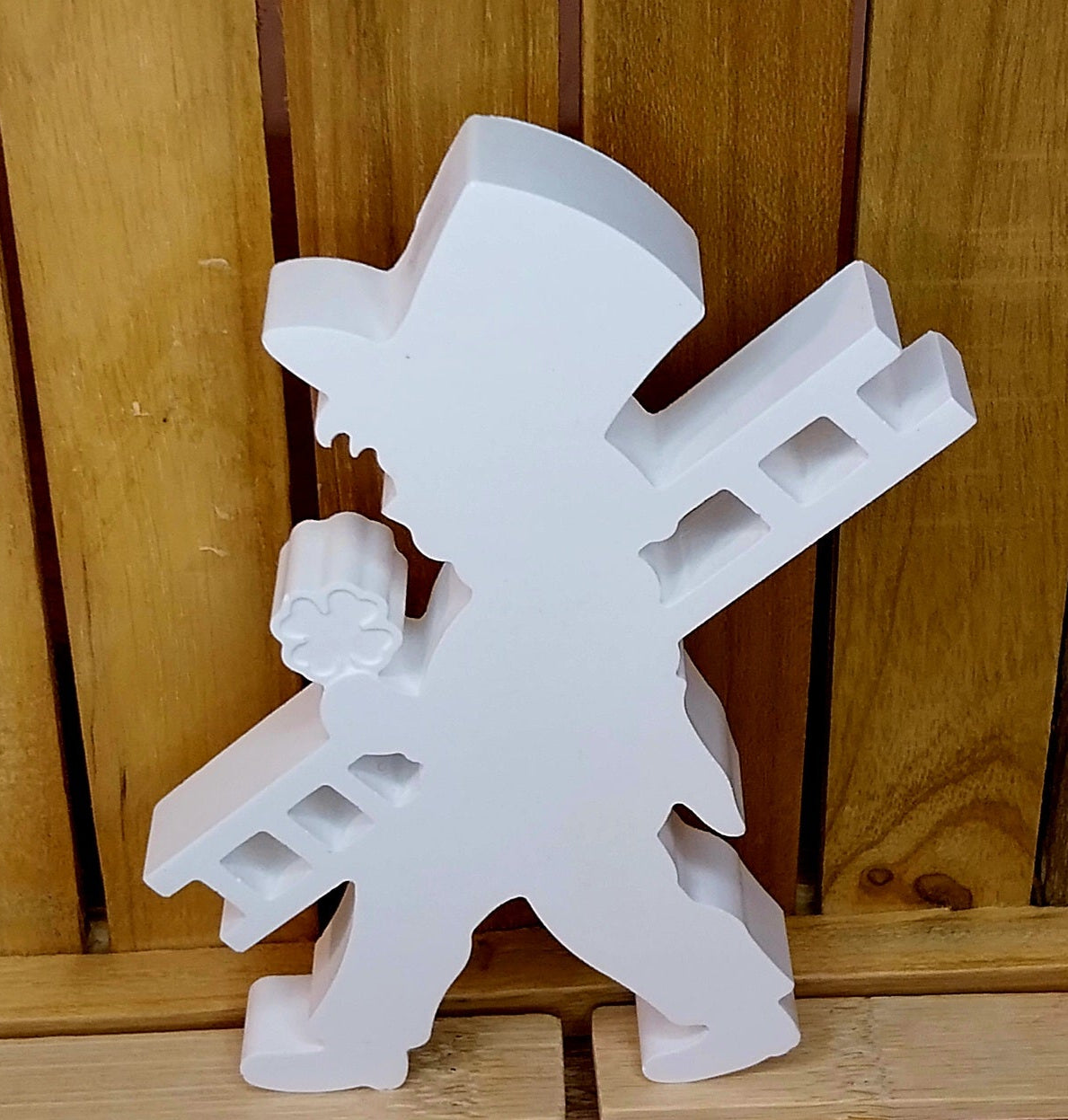 Handgefertigter Schornsteinfeger aus weißer Keramik als Glücksbringer und dekorative Figur für Zuhause oder als Geschenk zum Einzug und Neujahr.