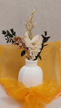 Handgefertigte Keramik-Vase „Breite Riffel“ in Weiß oder Wunschfarbe. Versiegelte Dekovase mit markanter Rillenstruktur und einer Höhe von ca. 9 cm, geeignet für Trockenblumen, Kunstblumen und Dekozweige.