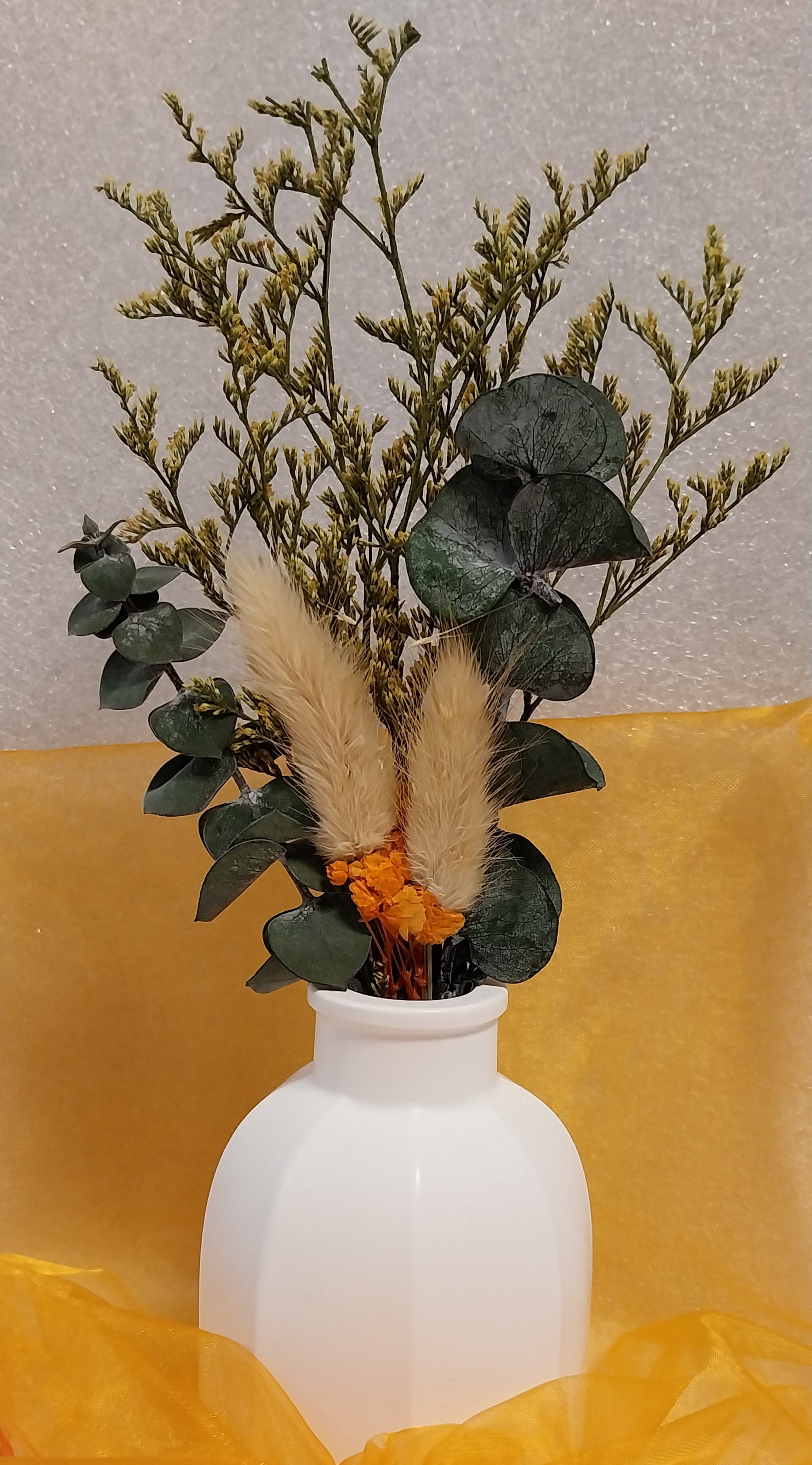 Handgefertigte Keramik-Vase „Breite Riffel“ in Weiß oder Wunschfarbe. Versiegelte Dekovase mit markanter Rillenstruktur und einer Höhe von ca. 9 cm, geeignet für Trockenblumen, Kunstblumen und Dekozweige.