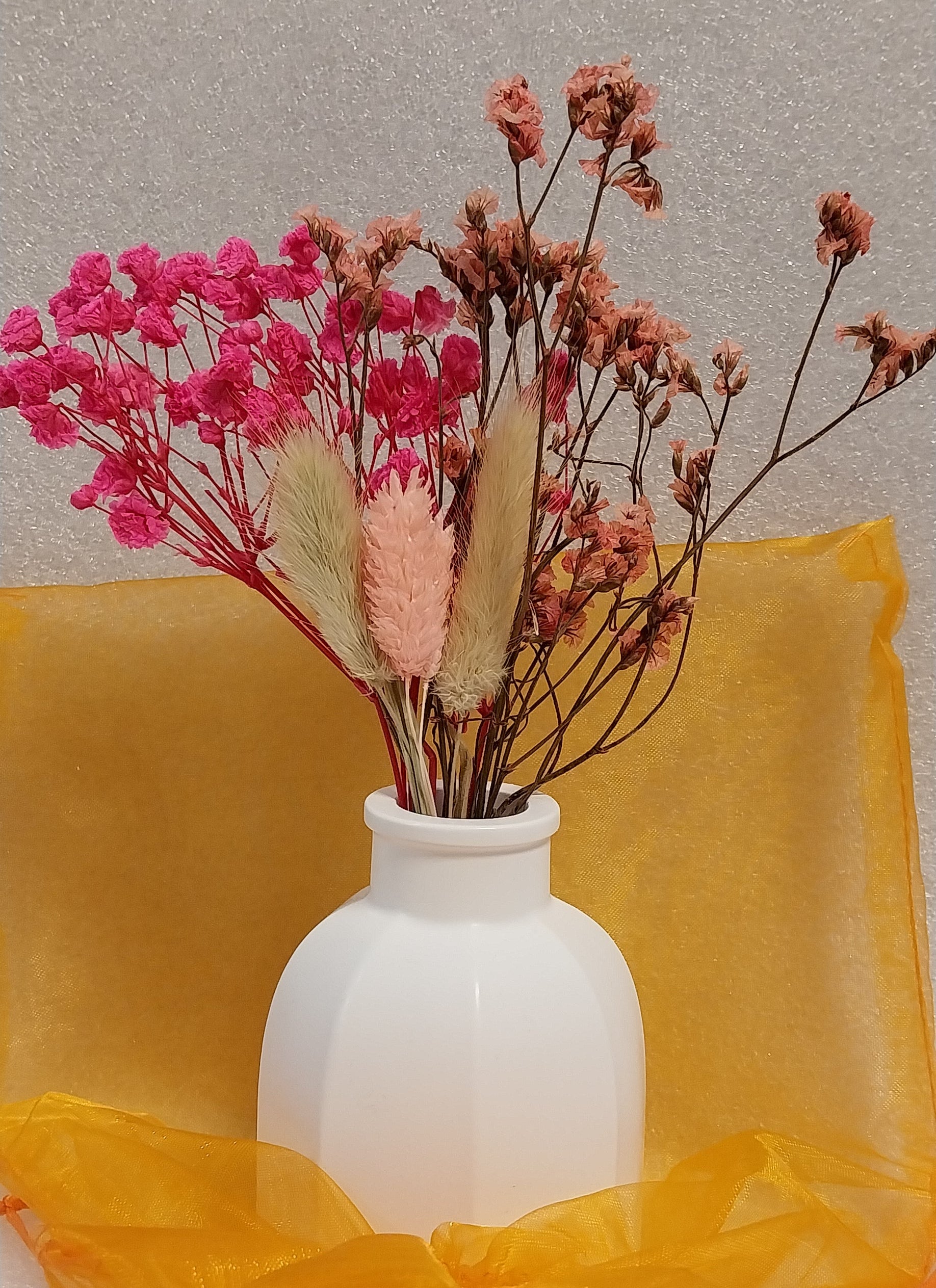 Handgefertigte Keramik-Vase „Breite Riffel“ in Weiß oder Wunschfarbe. Versiegelte Dekovase mit markanter Rillenstruktur und einer Höhe von ca. 9 cm, geeignet für Trockenblumen, Kunstblumen und Dekozweige.