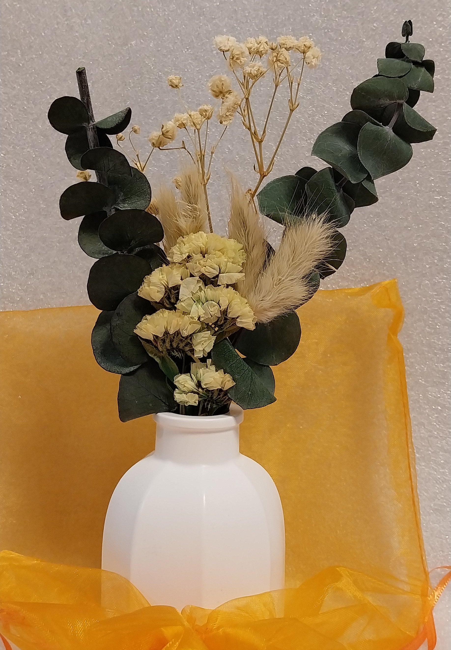 Handgefertigte Keramik-Vase „Breite Riffel“ in Weiß oder Wunschfarbe. Versiegelte Dekovase mit markanter Rillenstruktur und einer Höhe von ca. 9 cm, geeignet für Trockenblumen, Kunstblumen und Dekozweige.