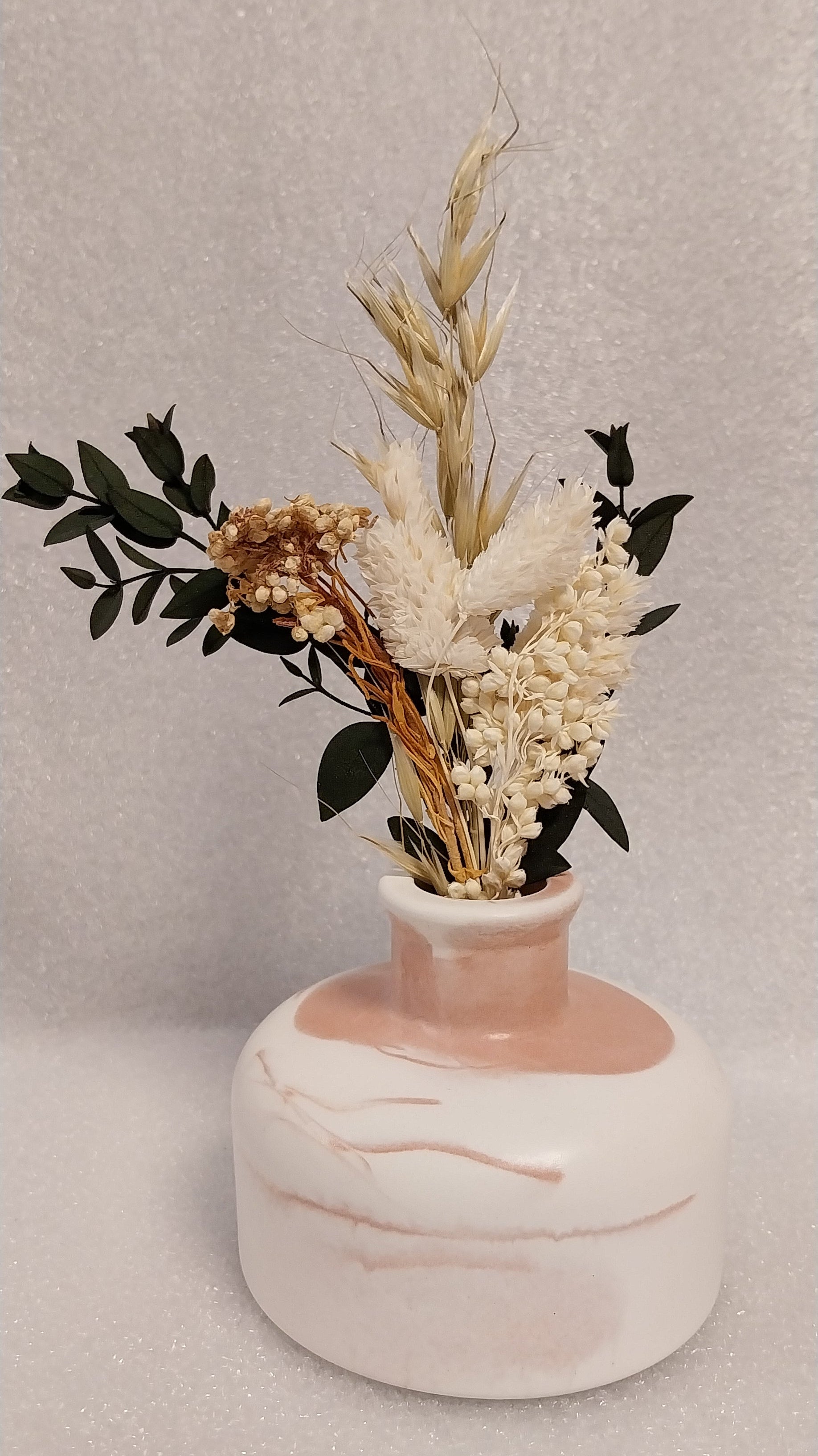 Flache runde Keramik-Vase als Einzelstück in Weiß-Coffee-Marmorierung. Handgefertigte und versiegelte Dekovase mit einer Höhe von ca. 7 cm, geeignet für Trockenblumen, Kunstblumen und Dekozweige.