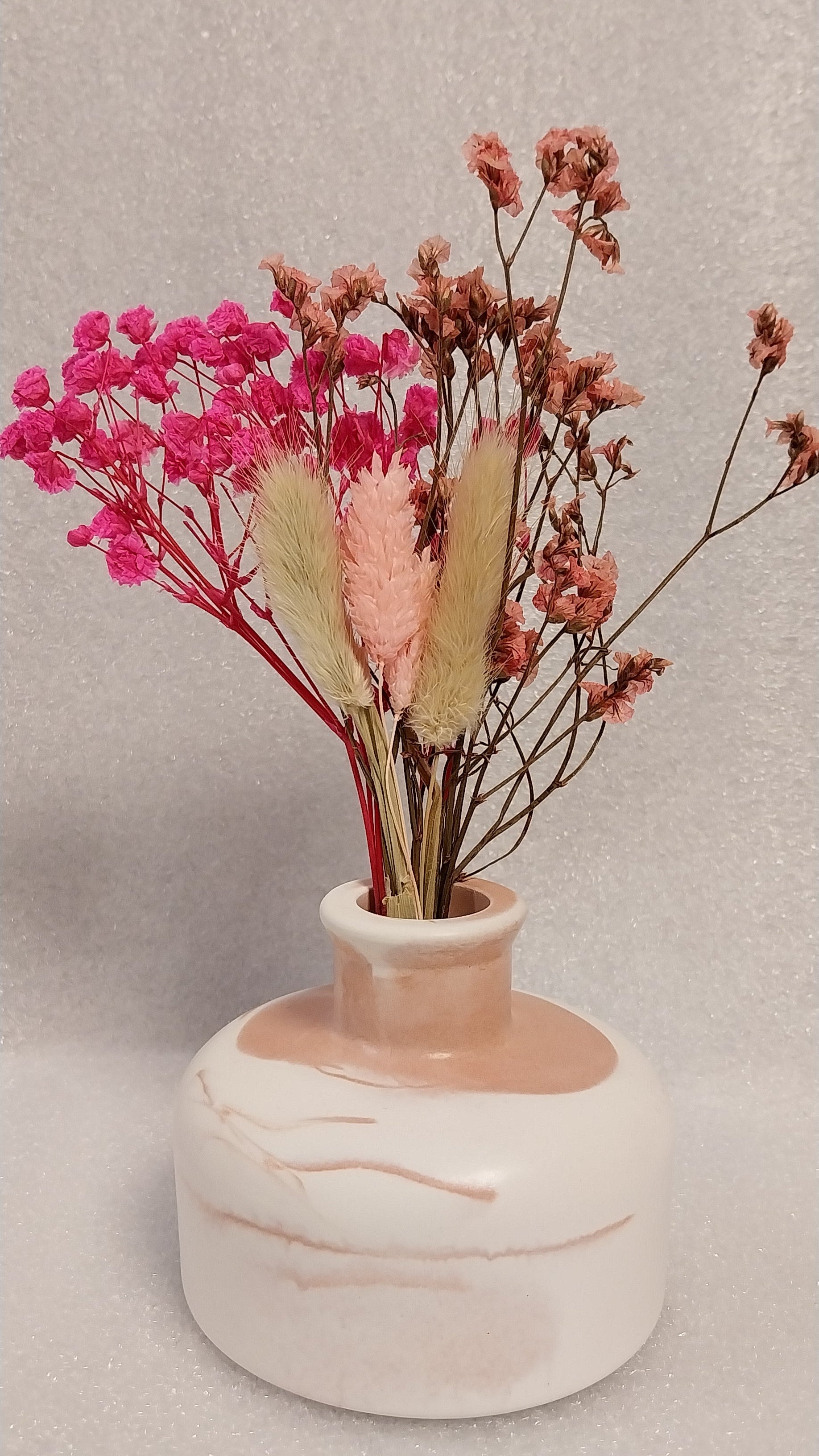 Flache runde Keramik-Vase als Einzelstück in Weiß-Coffee-Marmorierung. Handgefertigte und versiegelte Dekovase mit einer Höhe von ca. 7 cm, geeignet für Trockenblumen, Kunstblumen und Dekozweige.
