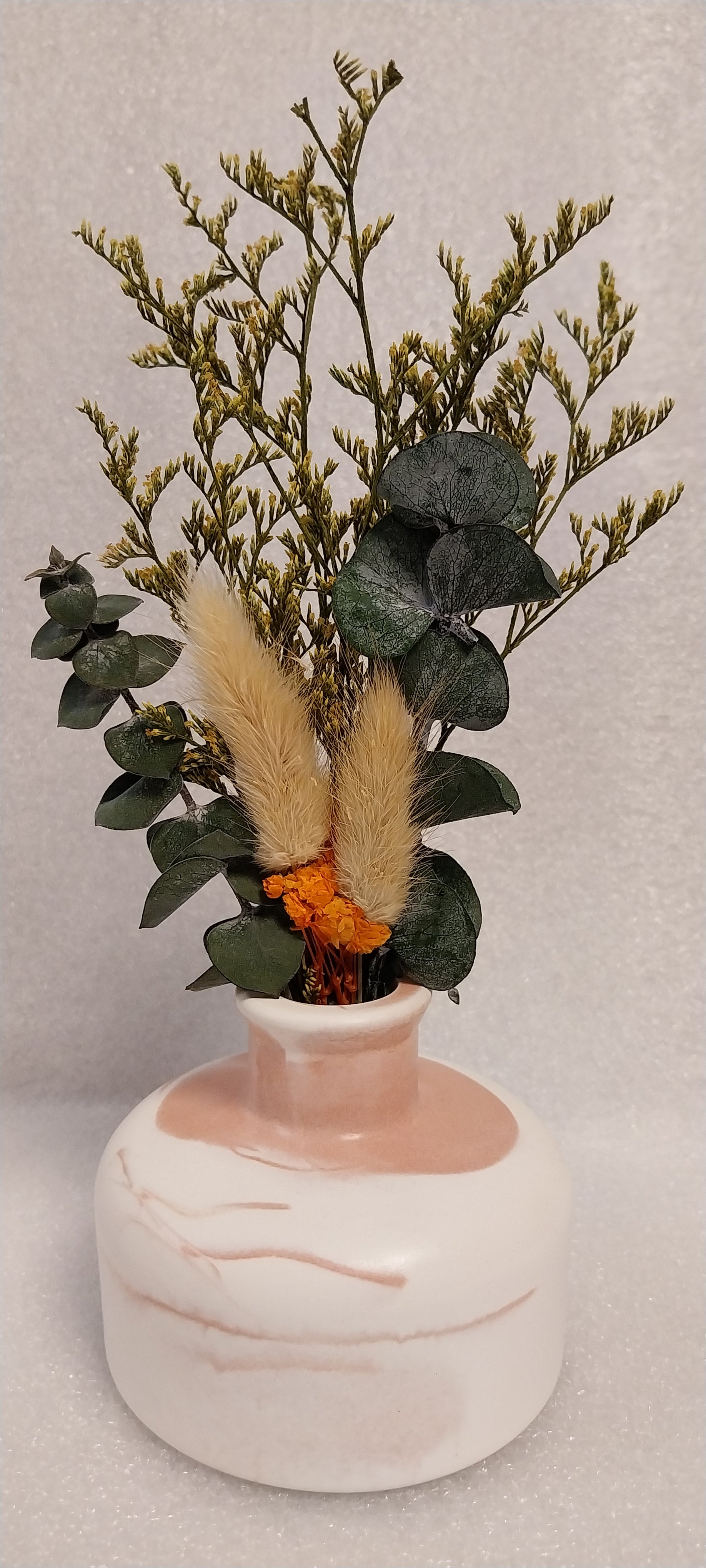 Flache runde Keramik-Vase als Einzelstück in Weiß-Coffee-Marmorierung. Handgefertigte und versiegelte Dekovase mit einer Höhe von ca. 7 cm, geeignet für Trockenblumen, Kunstblumen und Dekozweige.