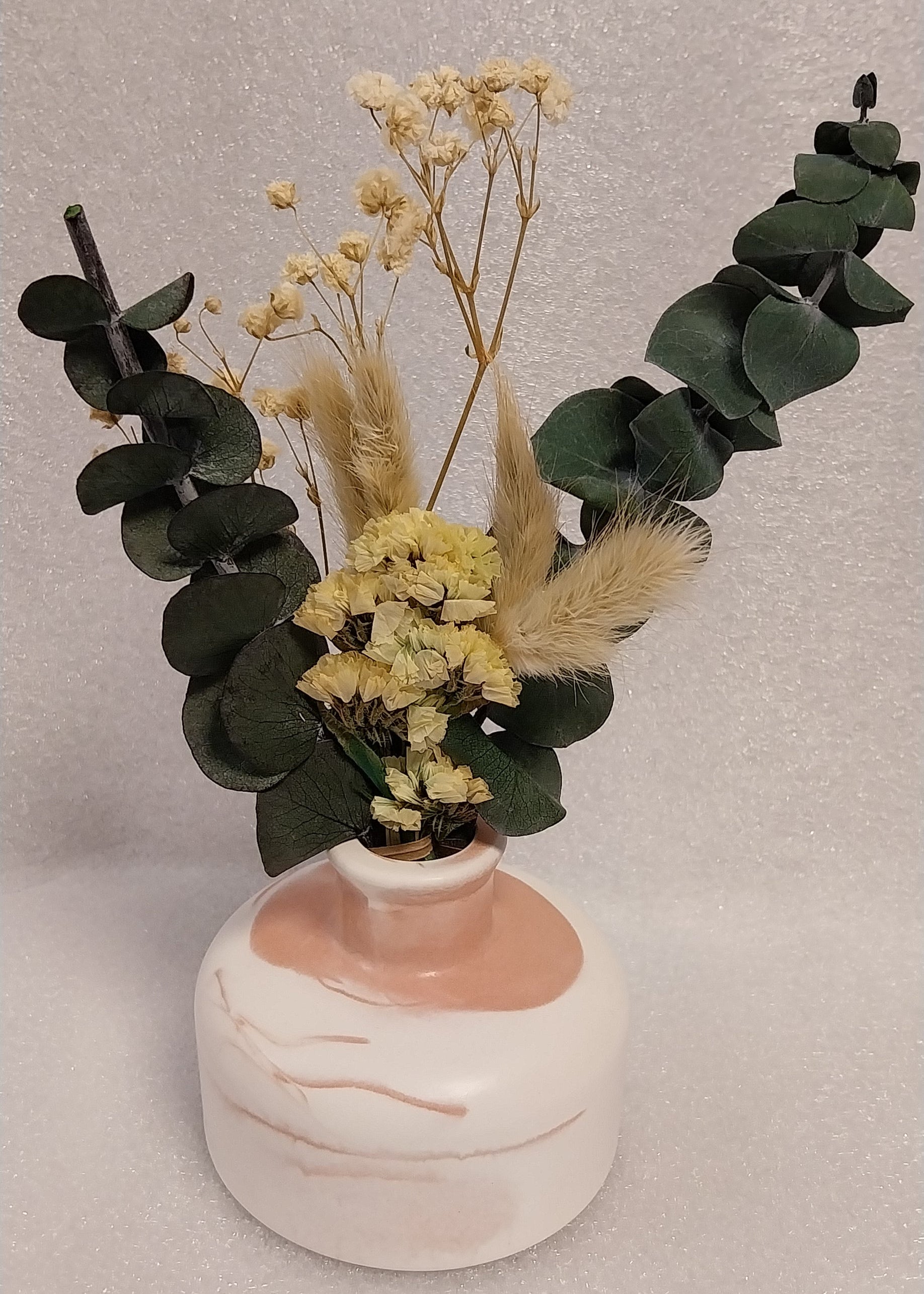 Flache runde Keramik-Vase als Einzelstück in Weiß-Coffee-Marmorierung. Handgefertigte und versiegelte Dekovase mit einer Höhe von ca. 7 cm, geeignet für Trockenblumen, Kunstblumen und Dekozweige.