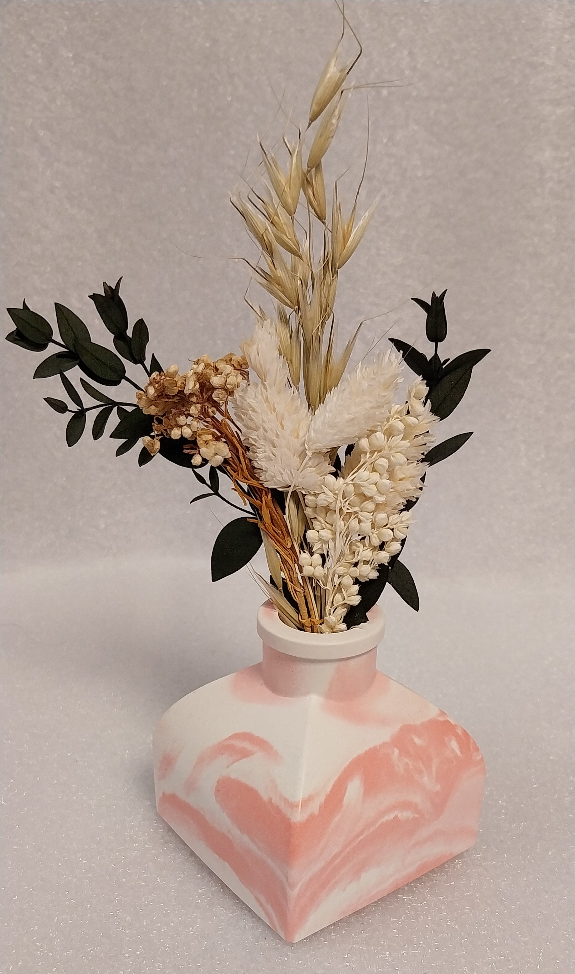 Handgefertigte flache Keramikvase in rosa-weißer Marmorierung als modernes Einzelstück für Trockenblumen, Trockengräser oder Kunstblumen.