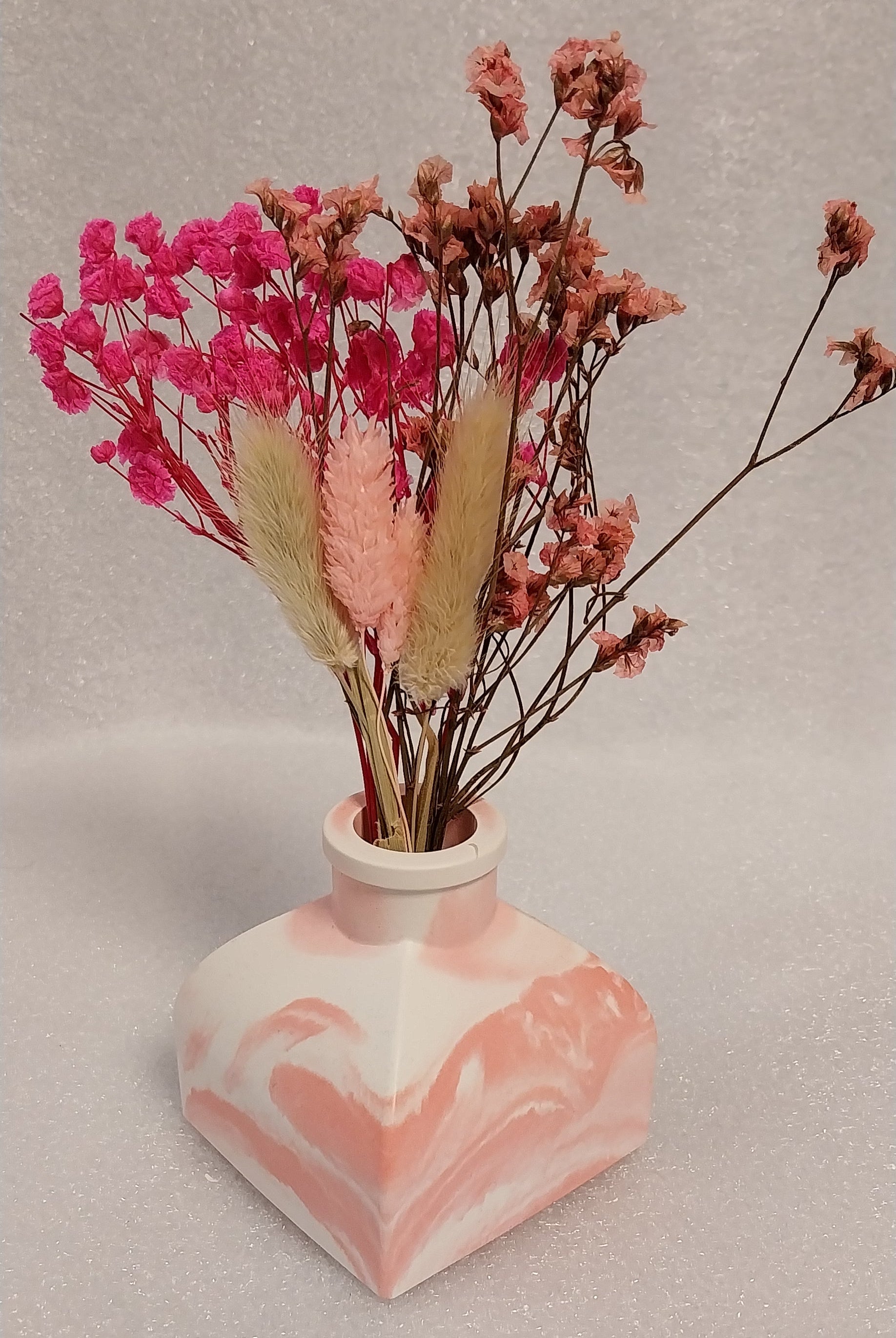 Handgefertigte flache Keramikvase in rosa-weißer Marmorierung als modernes Einzelstück für Trockenblumen, Trockengräser oder Kunstblumen.