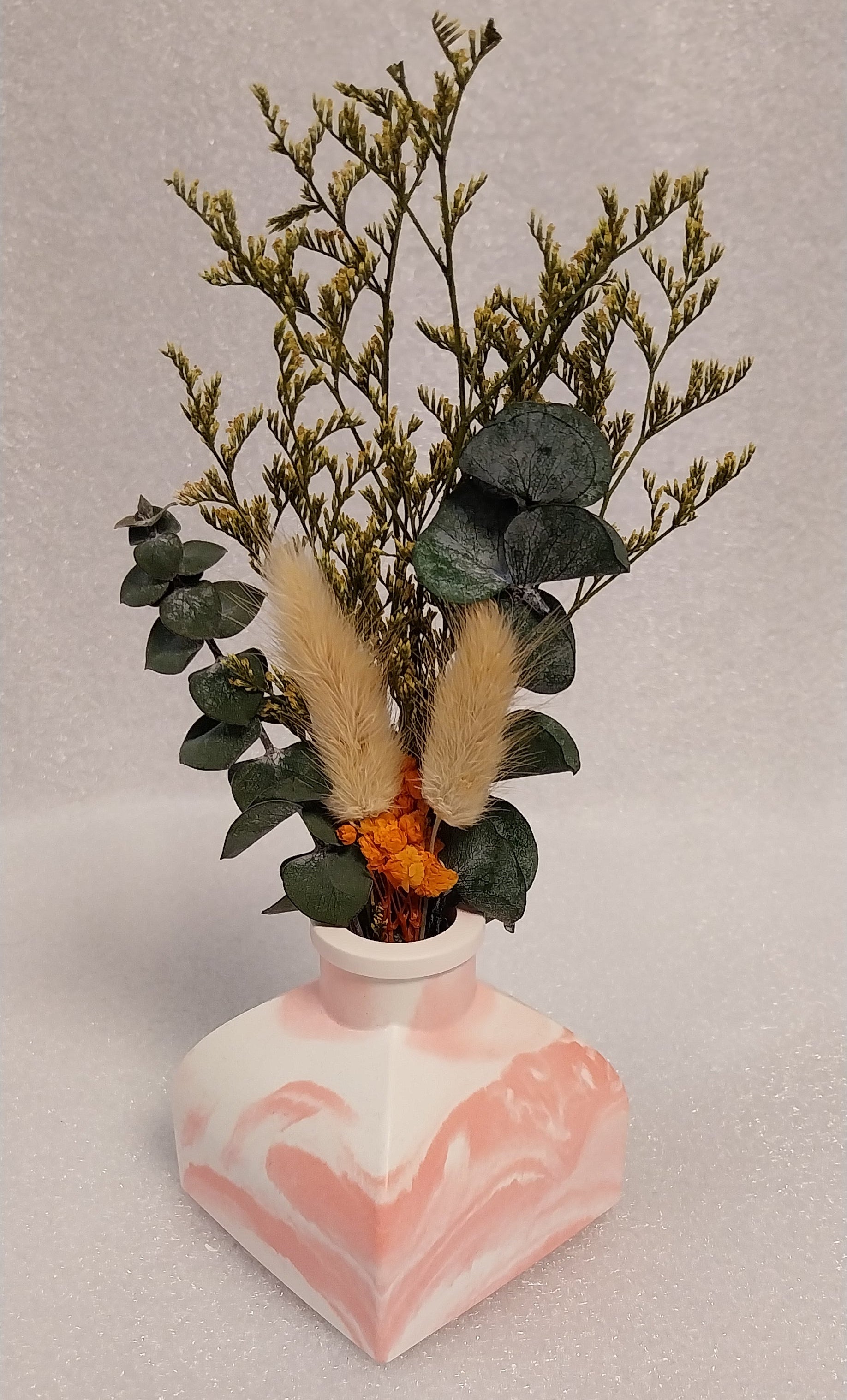 Handgefertigte flache Keramikvase in rosa-weißer Marmorierung als modernes Einzelstück für Trockenblumen, Trockengräser oder Kunstblumen.