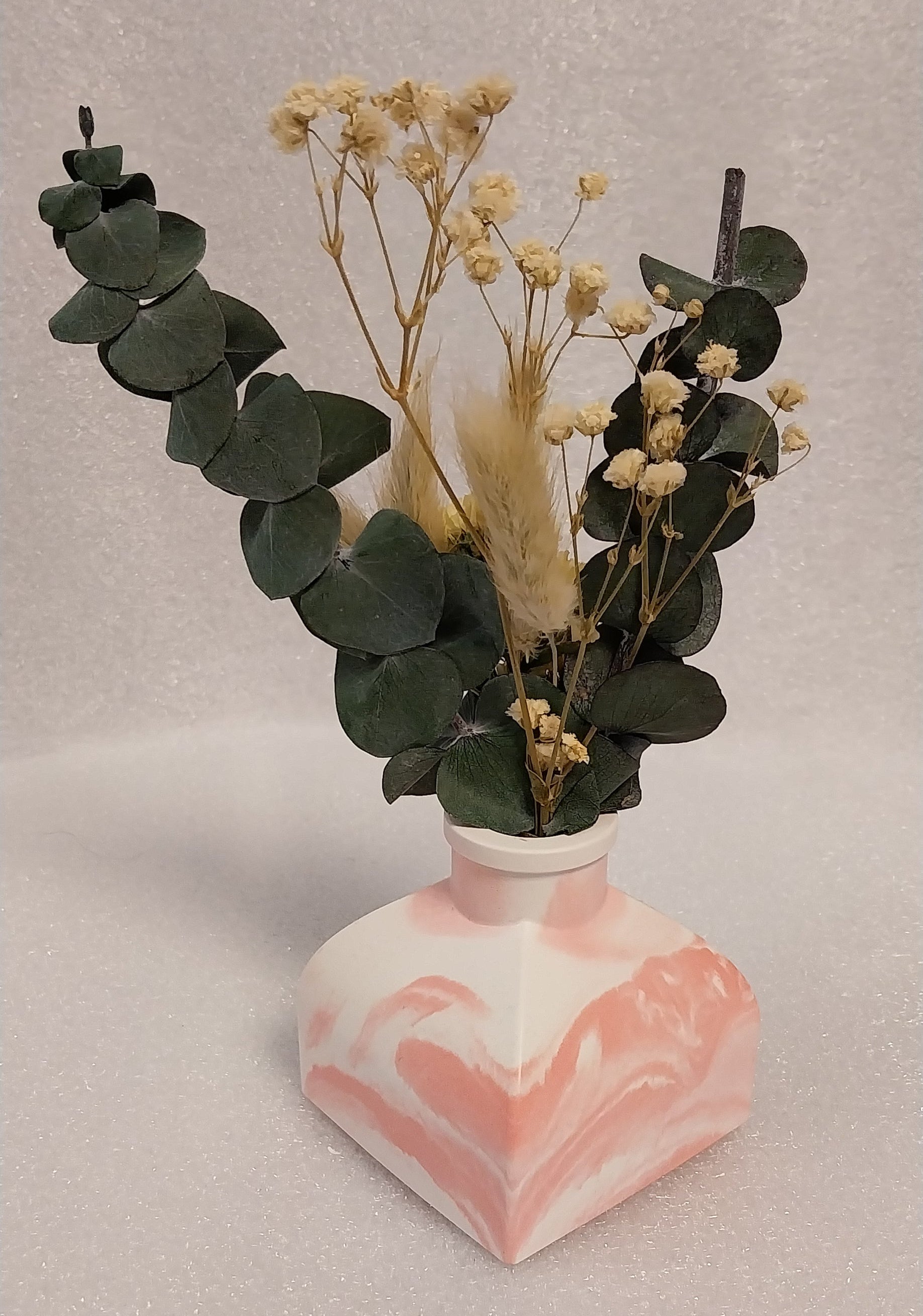 Handgefertigte flache Keramikvase in rosa-weißer Marmorierung als modernes Einzelstück für Trockenblumen, Trockengräser oder Kunstblumen.