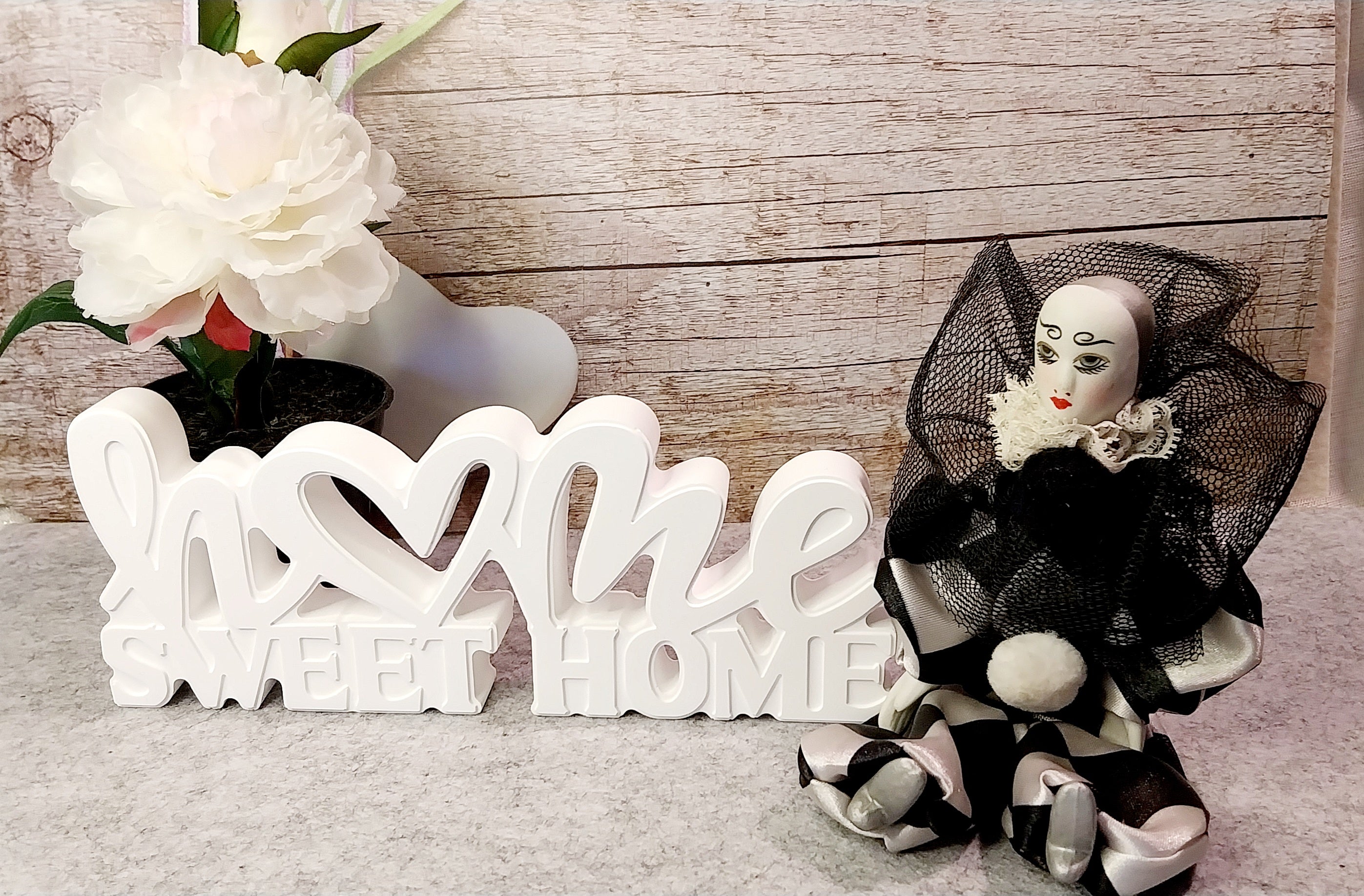 Großer Keramik-Schriftzug „Home Sweet Home“ mit Herzmotiv. Handgefertigte und versiegelte Wohndekoration in Weiß oder Wunschfarbe mit einer Größe von ca. 20 cm Breite und 8 cm Höhe.