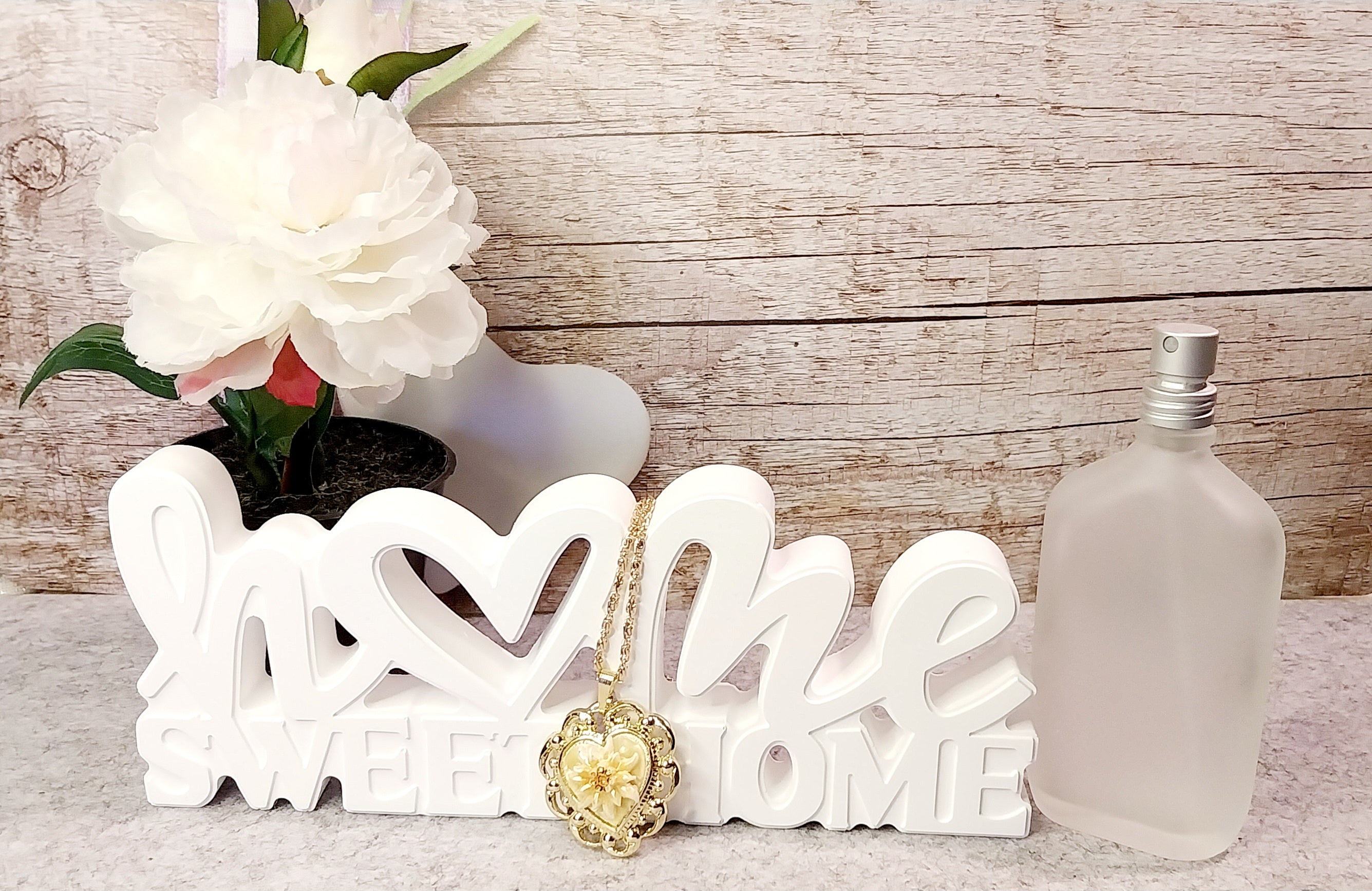 Großer Keramik-Schriftzug „Home Sweet Home“ mit Herzmotiv. Handgefertigte und versiegelte Wohndekoration in Weiß oder Wunschfarbe mit einer Größe von ca. 20 cm Breite und 8 cm Höhe.