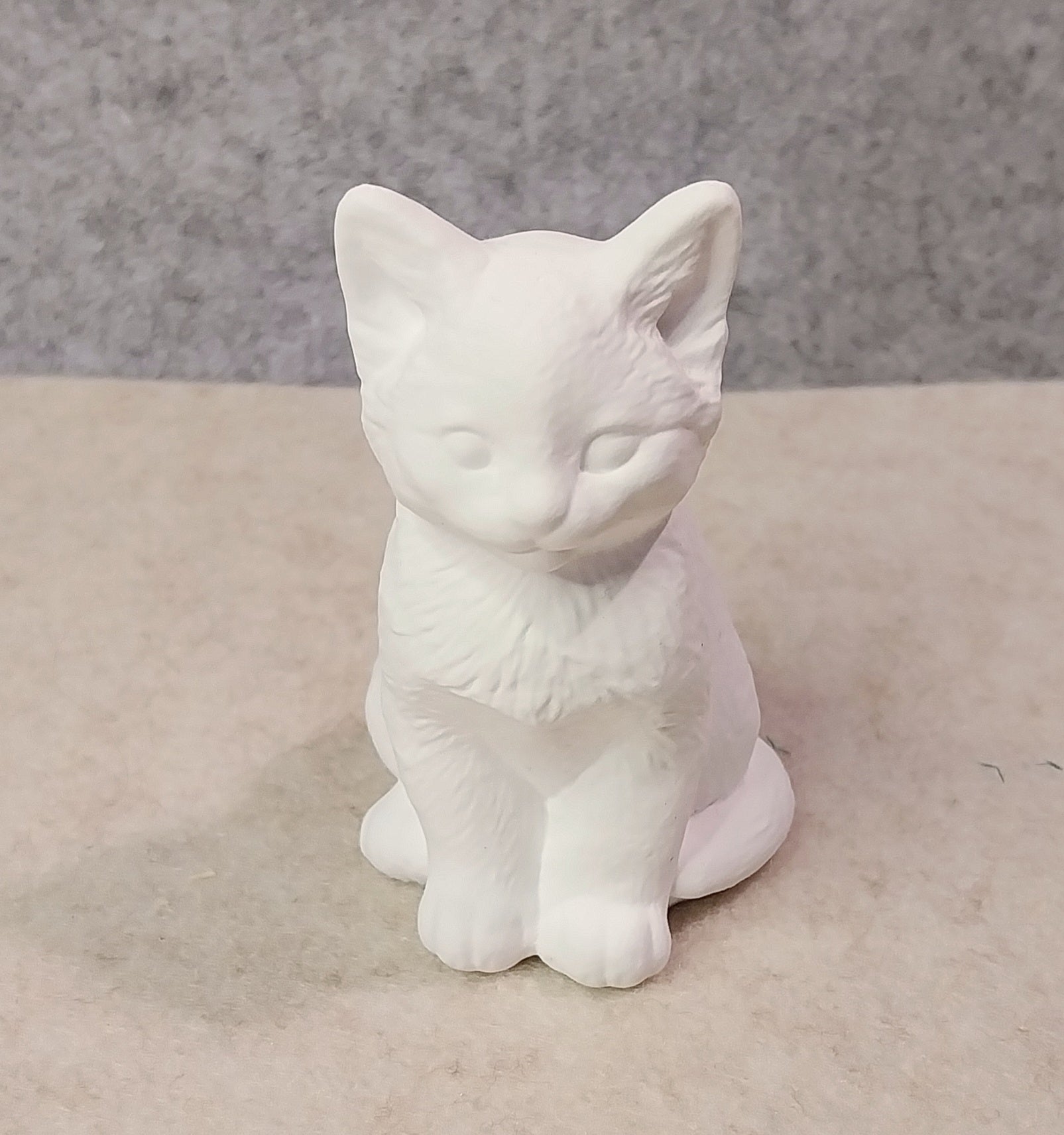 Katze Keramik Deko realistisch sitzend handgefertigt weiß Farbwunsch Katzenfigur Geschenkidee Tierdeko