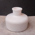 Flache runde Keramik-Vase in Weiß oder Wunschfarbe. Handgefertigte und versiegelte Dekovase mit einer Höhe von ca. 7 cm, geeignet für Trockenblumen, Kunstblumen und Dekozweige.