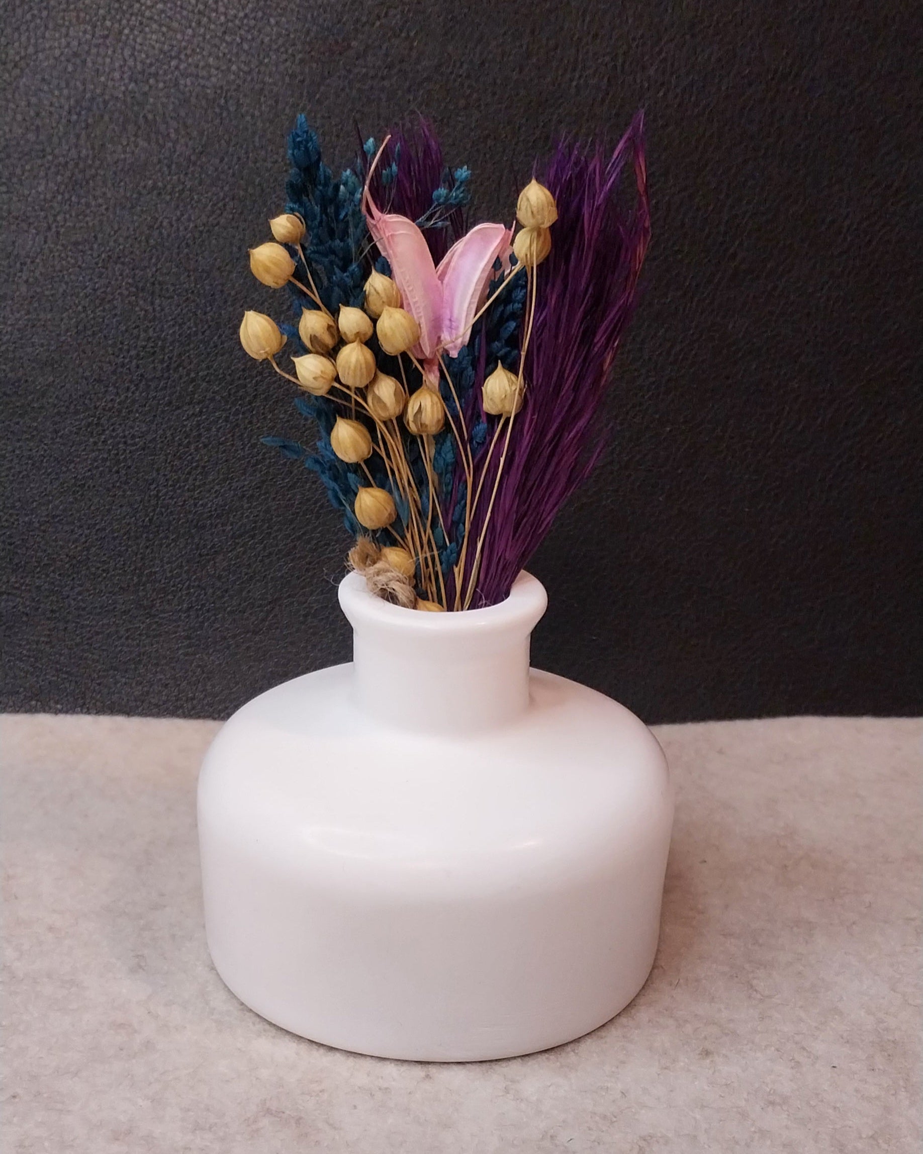 Flache runde Keramik-Vase in Weiß oder Wunschfarbe. Handgefertigte und versiegelte Dekovase mit einer Höhe von ca. 7 cm, geeignet für Trockenblumen, Kunstblumen und Dekozweige.