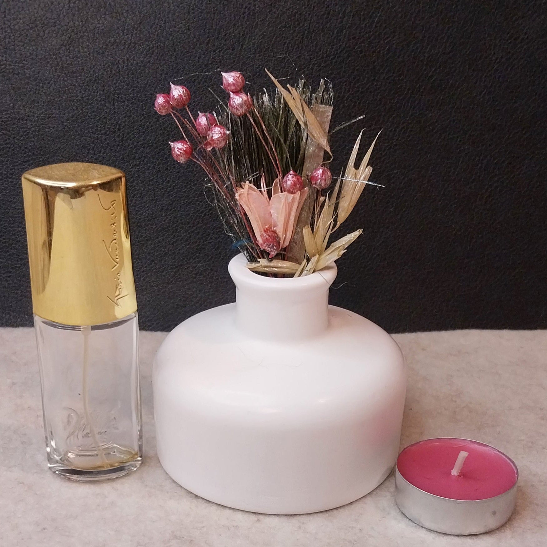 Flache runde Keramik-Vase in Weiß oder Wunschfarbe. Handgefertigte und versiegelte Dekovase mit einer Höhe von ca. 7 cm, geeignet für Trockenblumen, Kunstblumen und Dekozweige.