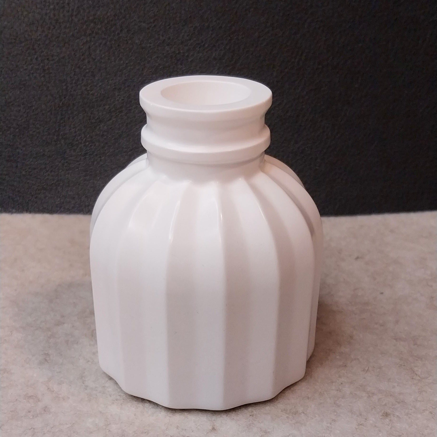 Kleine handgefertigte Keramik-Vase mit feiner Rillenstruktur in Weiß oder Wunschfarbe. Dekorative Vase mit einer Höhe von ca. 7 cm, geeignet für Trockenblumen, Kunstblumen oder Dekozweige.