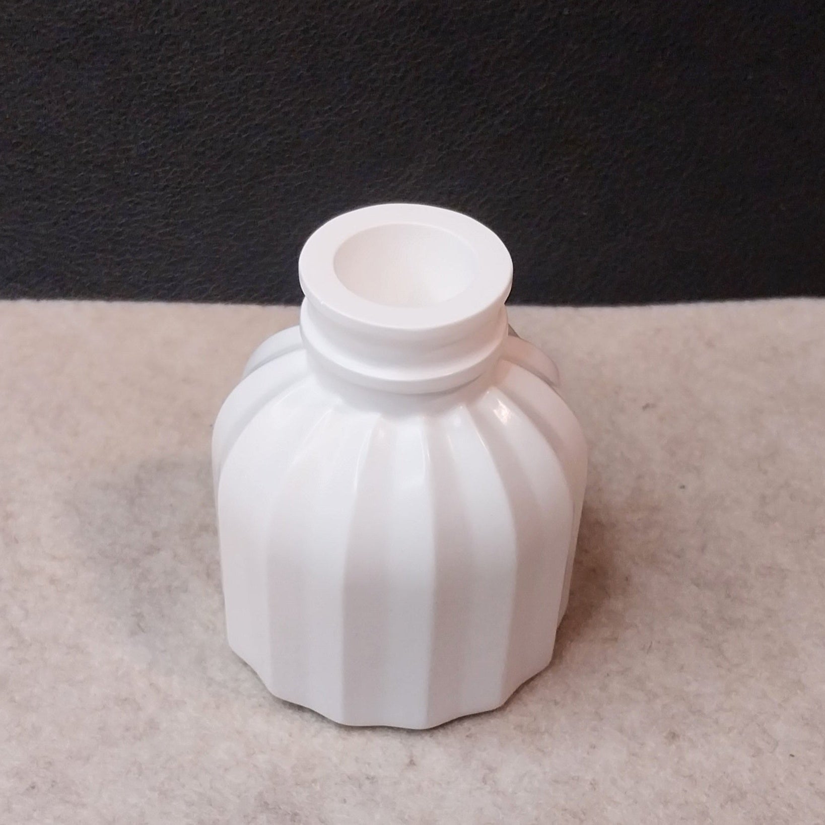 Kleine handgefertigte Keramik-Vase mit feiner Rillenstruktur in Weiß oder Wunschfarbe. Dekorative Vase mit einer Höhe von ca. 7 cm, geeignet für Trockenblumen, Kunstblumen oder Dekozweige.