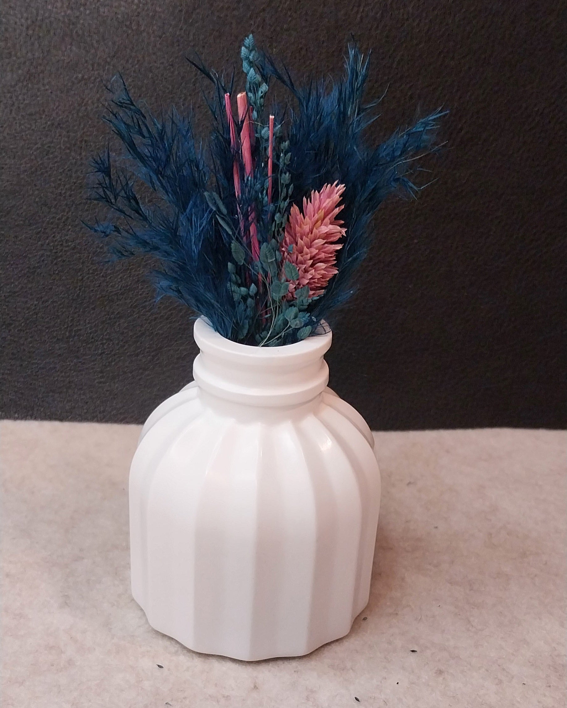 Kleine handgefertigte Keramik-Vase mit feiner Rillenstruktur in Weiß oder Wunschfarbe. Dekorative Vase mit einer Höhe von ca. 7 cm, geeignet für Trockenblumen, Kunstblumen oder Dekozweige.