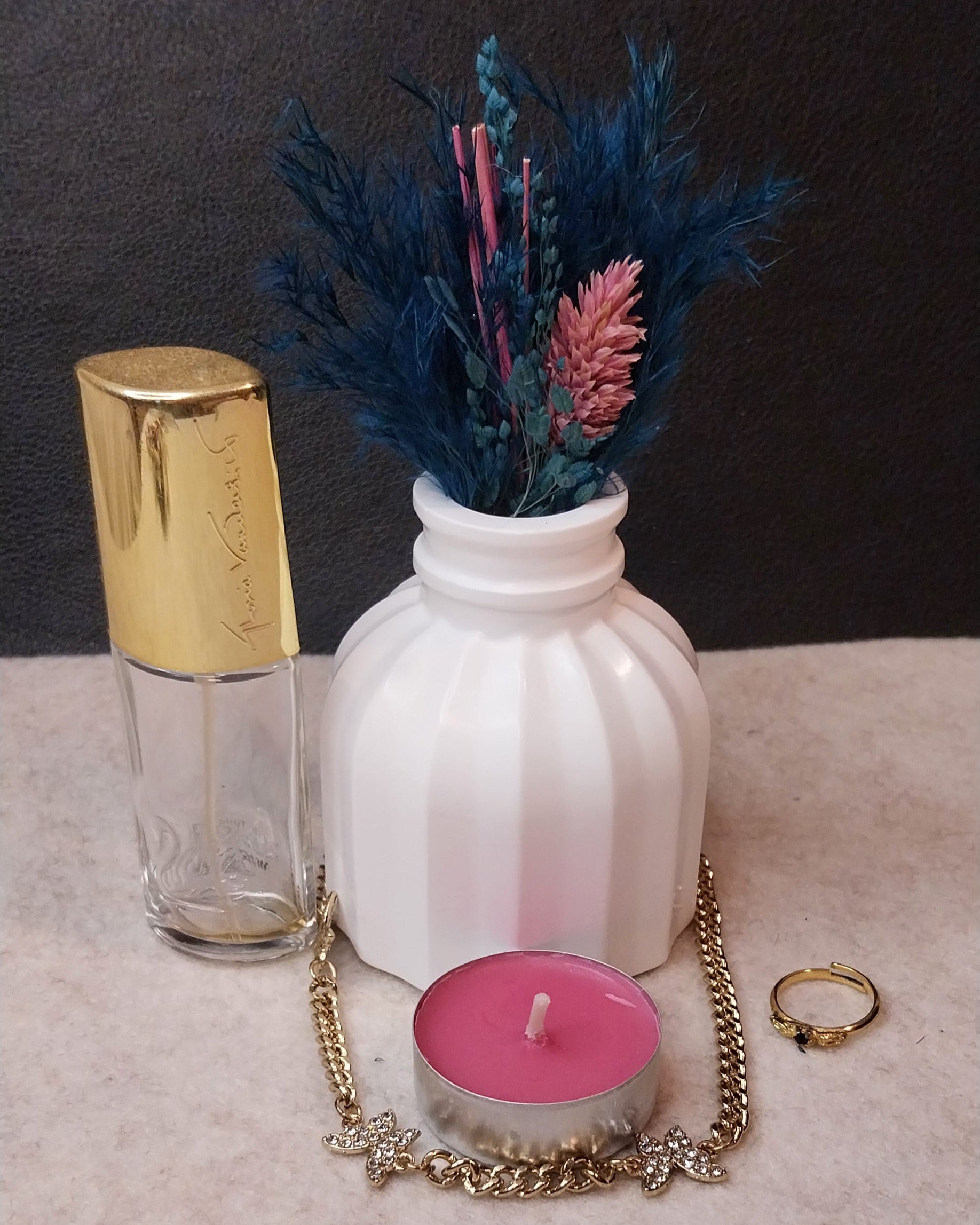Kleine handgefertigte Keramik-Vase mit feiner Rillenstruktur in Weiß oder Wunschfarbe. Dekorative Vase mit einer Höhe von ca. 7 cm, geeignet für Trockenblumen, Kunstblumen oder Dekozweige.