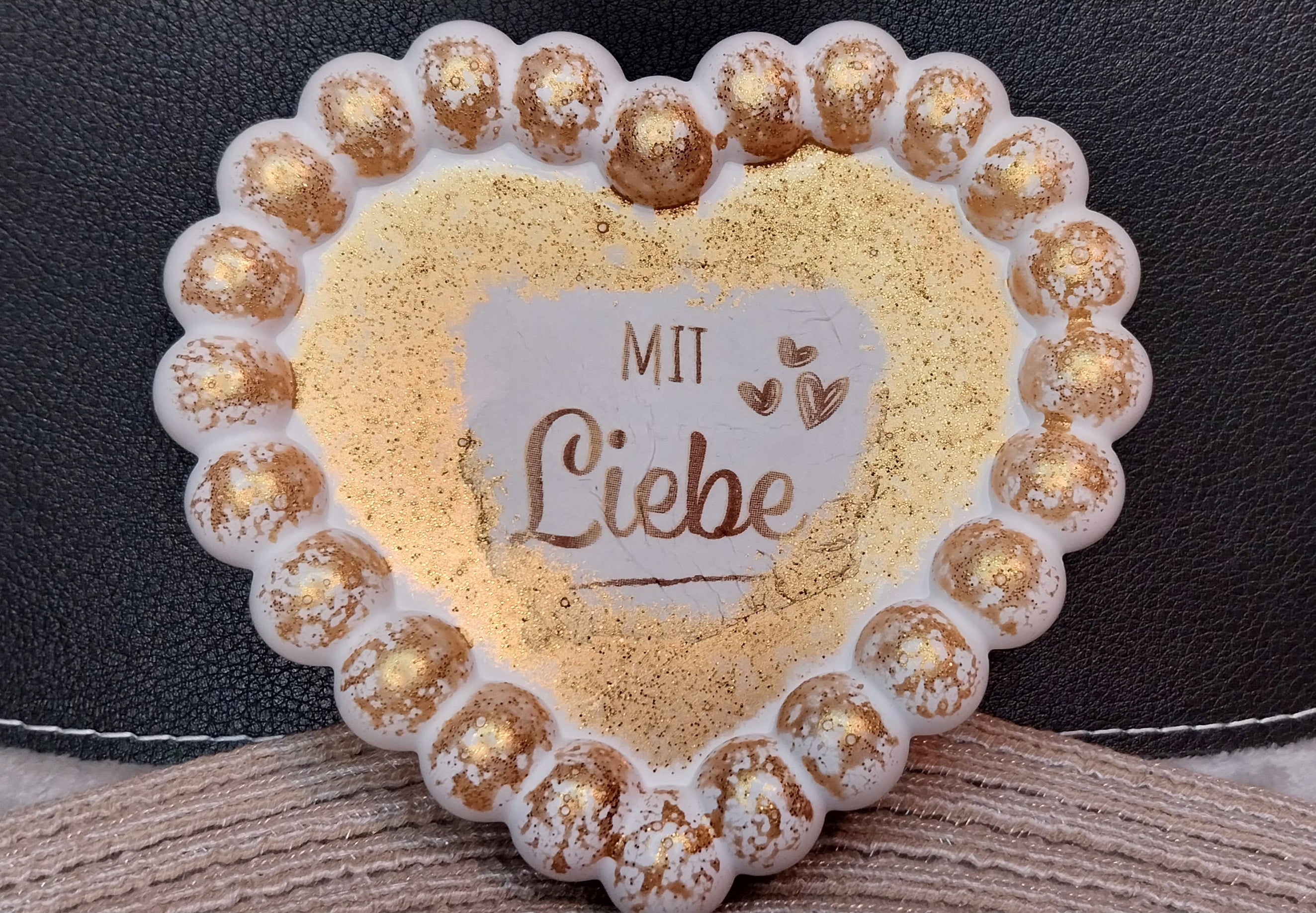Bubbel Tablett Herz „Mit Liebe“ – Handgefertigtes Einzelstück mit Servietten-Technik & Goldglitzer – Dekotablett Herz ca. 13 x 11 cm
