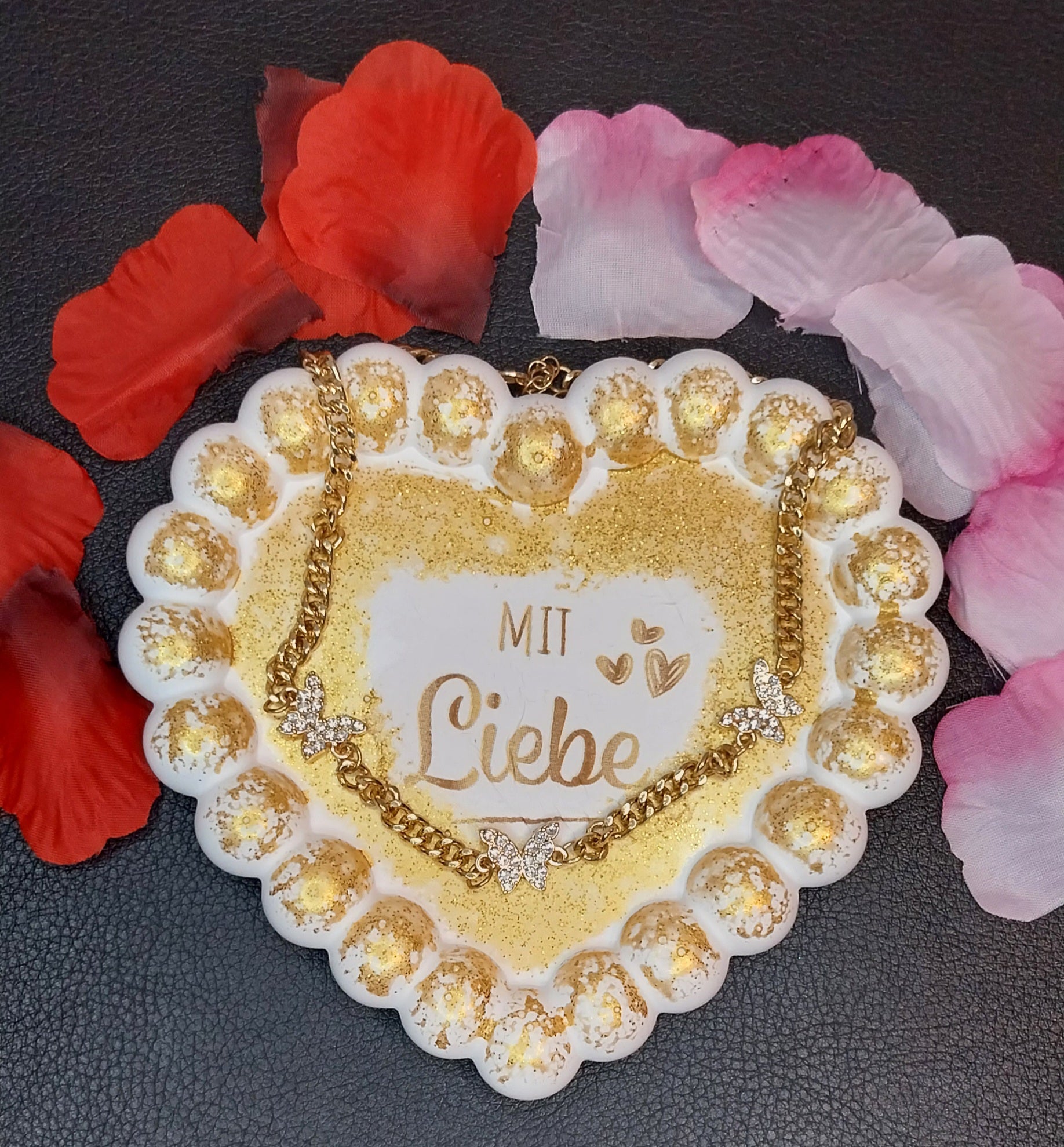 Bubbel Tablett Herz „Mit Liebe“ – Handgefertigtes Einzelstück mit Servietten-Technik & Goldglitzer – Dekotablett Herz ca. 13 x 11 cm