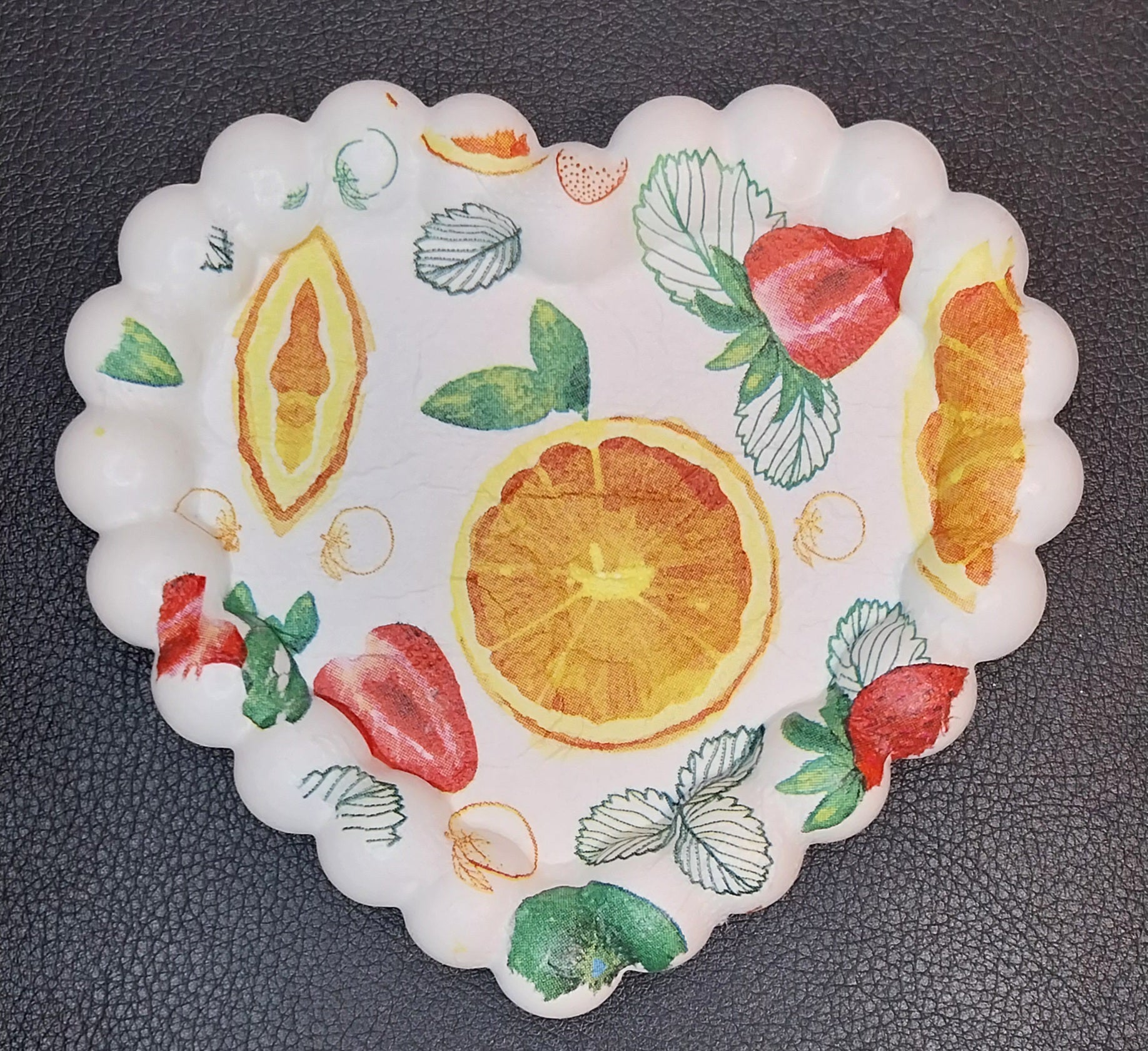 Bubbel Tablett Herz mit Servietten-Technik – Erdbeere & Orange – Handgefertigtes Einzelstück – Dekotablett Herz ca. 13 x 11 cm